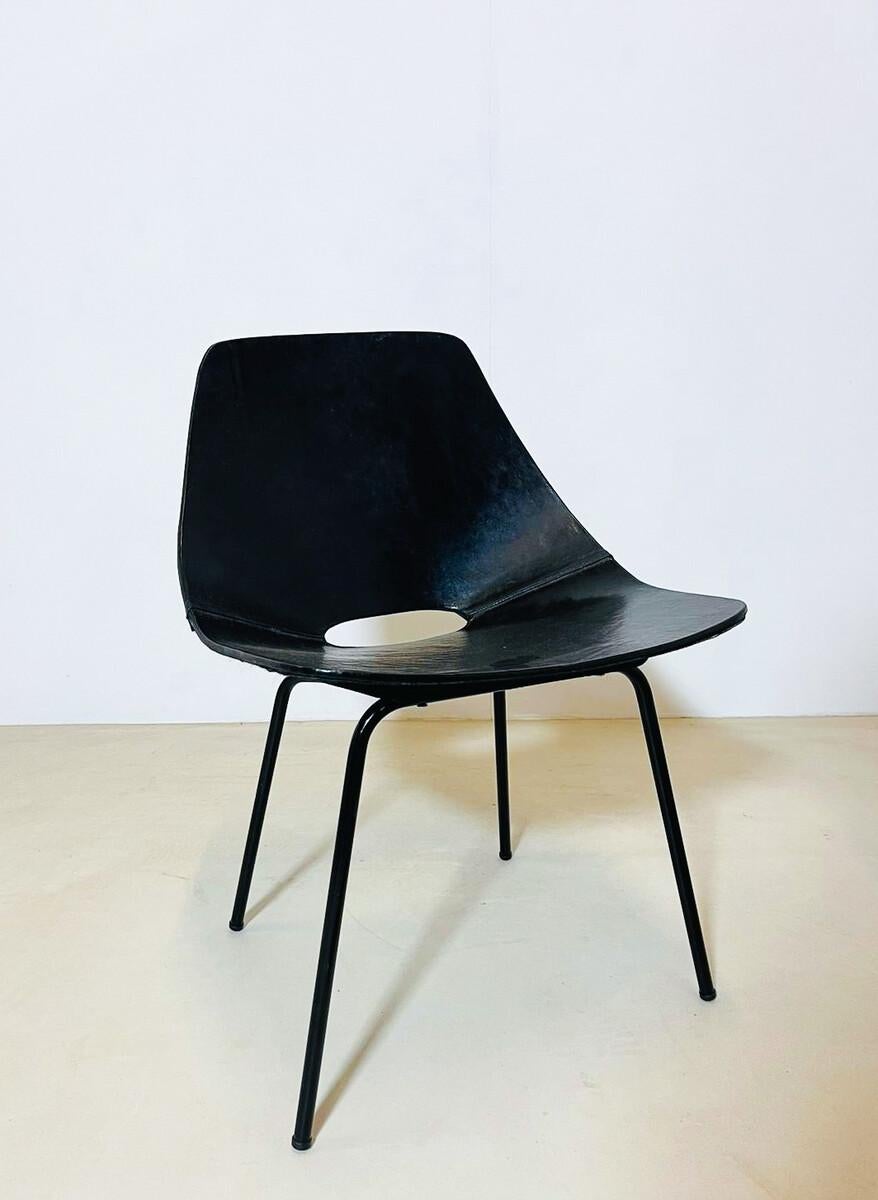 Schwarzer Tonneau-Stuhl von Pierre Guariche, 1950er-Jahre im Zustand „Gut“ im Angebot in Brussels, BE