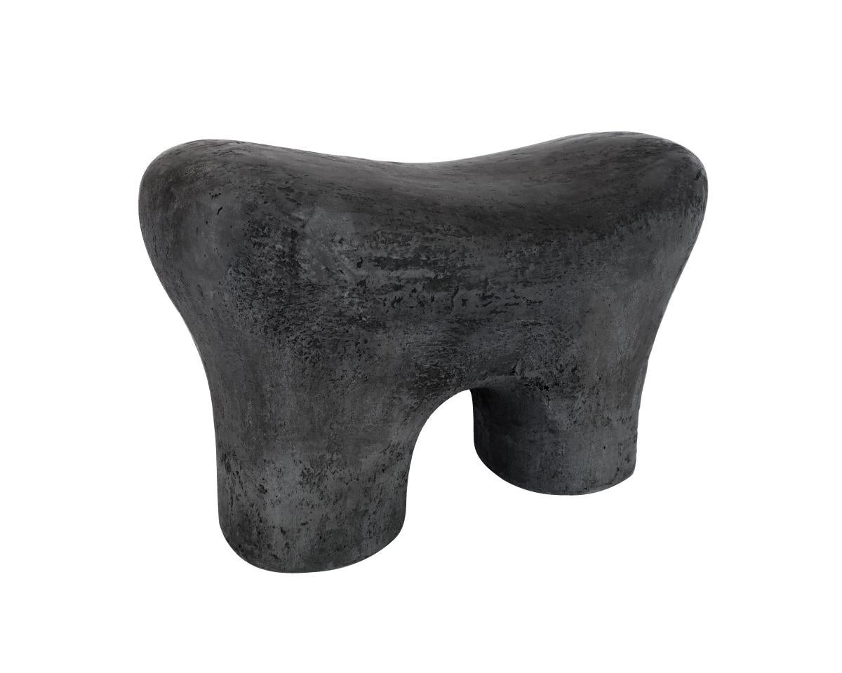 Schwarzer Zahn-Stuhl von Dongwook Choi
Abmessungen: 70 x 37 x 45 cm
MATERIALIEN: EPS, Gips

Es handelt sich um einen Stuhl mit dem Motiv der Zahnform. Nach der Urethan-Bemalung, um dem durch 3D-Modellierung geschnitzten EPS Härte zu verleihen,