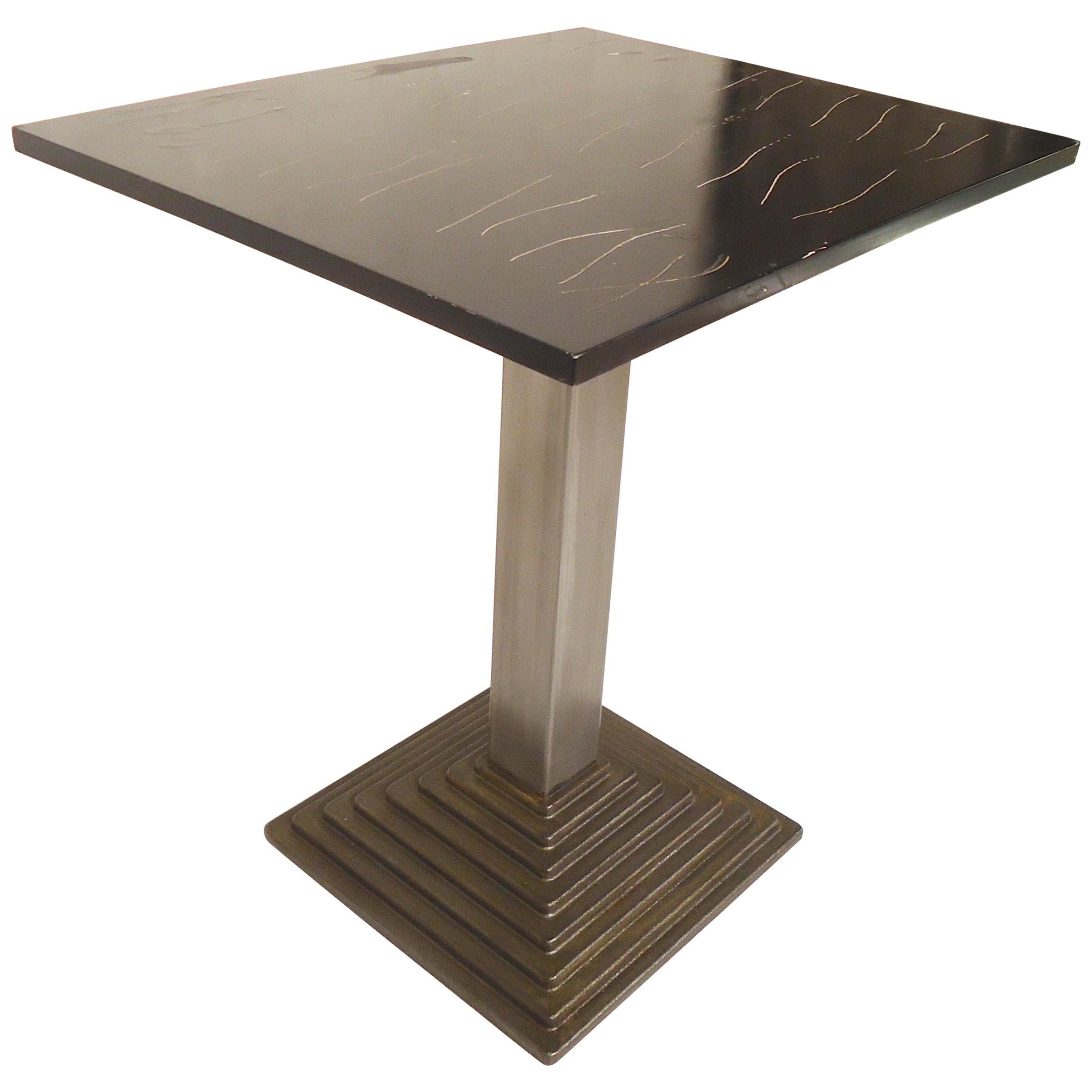 Table en métal noir à plateau supérieur en vente