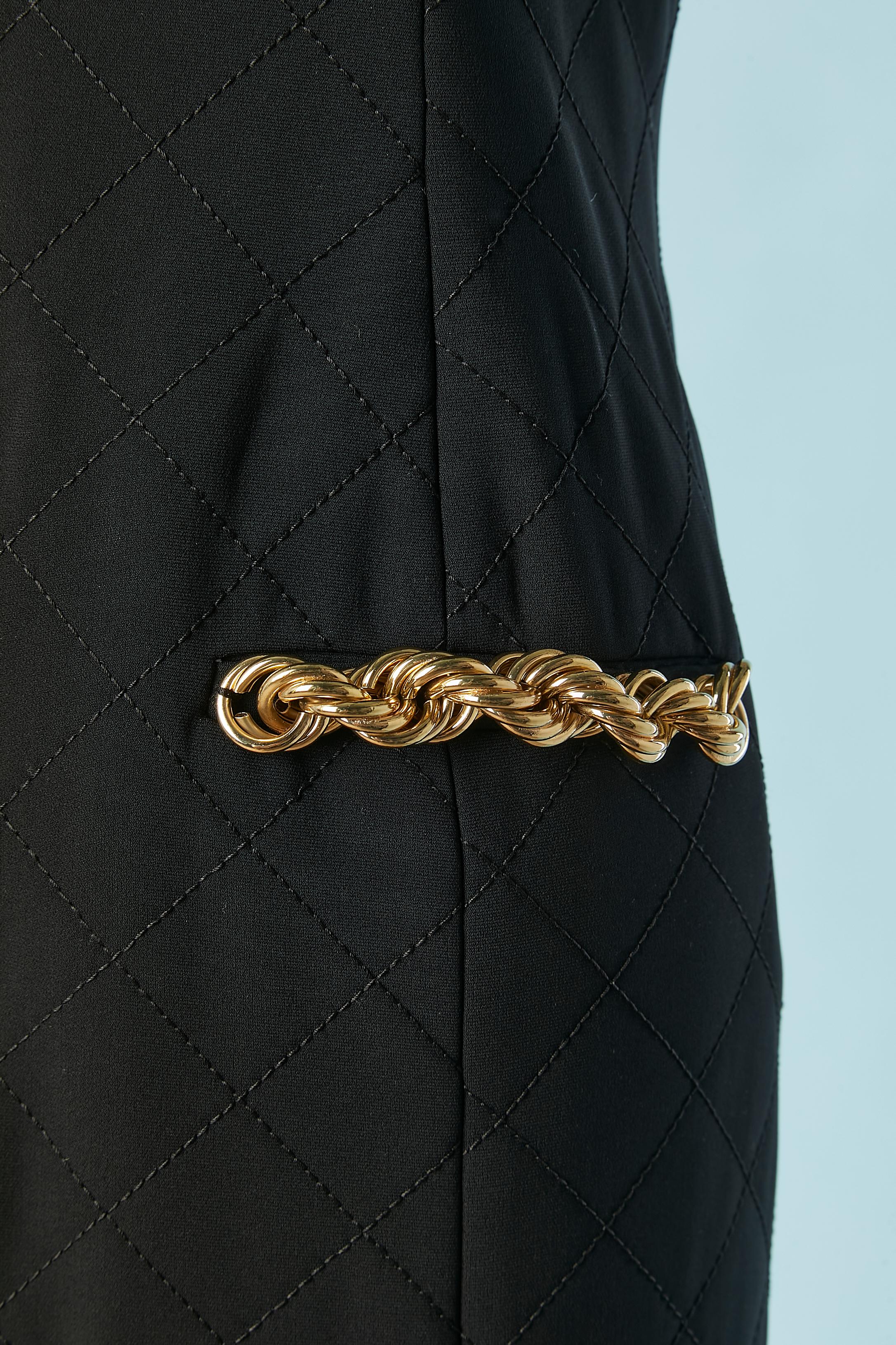 Noir Robe de cocktail noire cousue avec bordure en chaîne métallique dorée Moschino Couture  en vente