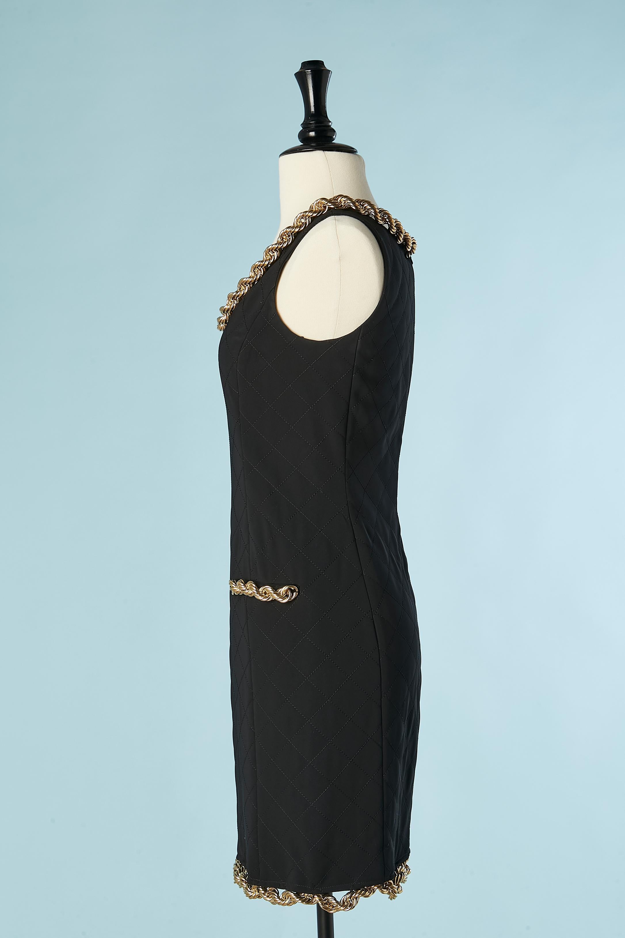 Robe de cocktail noire cousue avec bordure en chaîne métallique dorée Moschino Couture  Excellent état - En vente à Saint-Ouen-Sur-Seine, FR