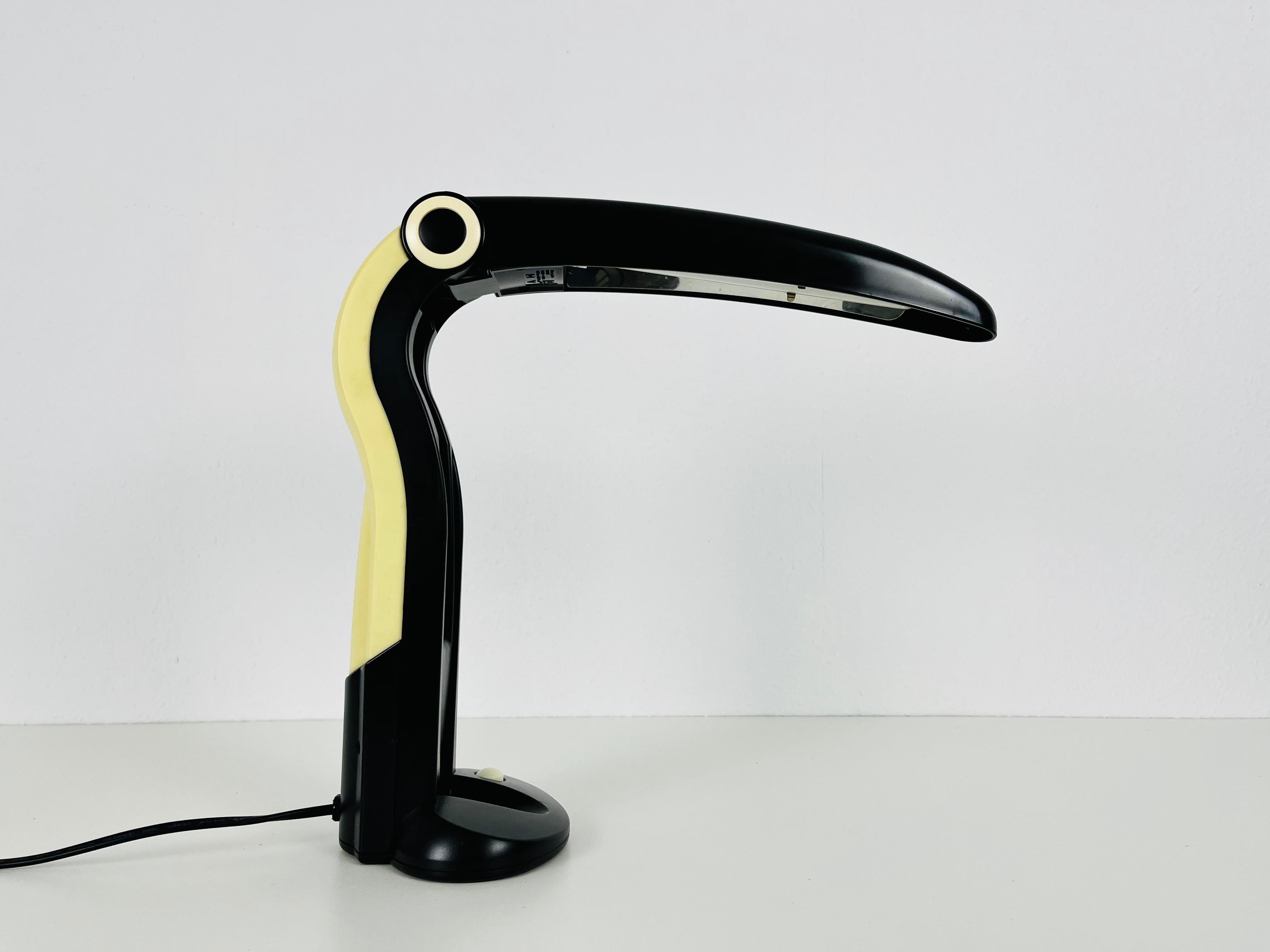 A beautiful table lamp designed by H.T. Huang for Huangslite in the 1990s. It is fascinating with its beautiful toucan design. The lamp is in a very good vintage condition and works perfectly. The head of the lamp is adjustable.

Free worldwide