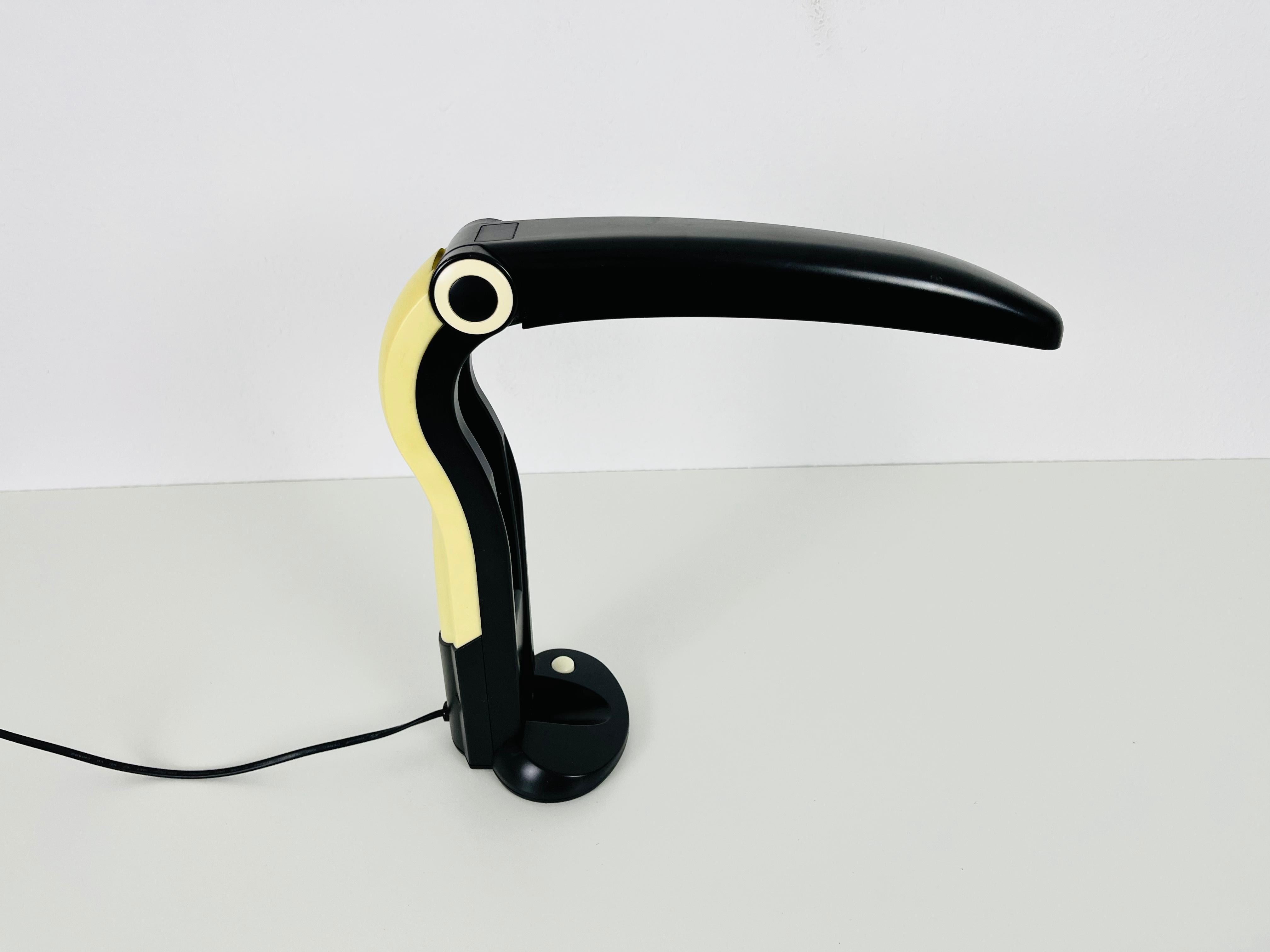 Moderne Lampe de table toucan noire de H.T. Huang pour Huangslite, 1990 en vente