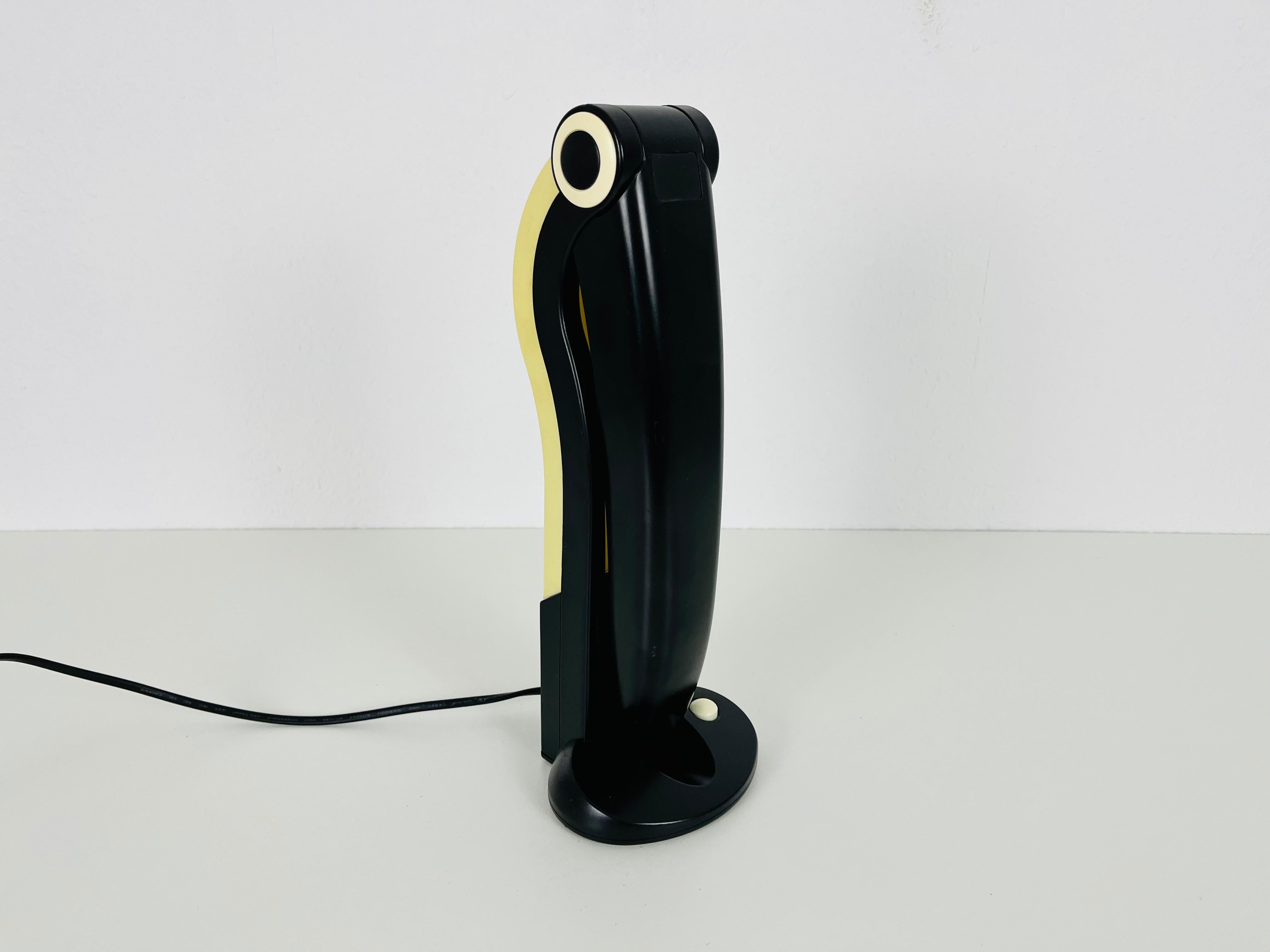 Plastique Lampe de table toucan noire de H.T. Huang pour Huangslite, 1990 en vente