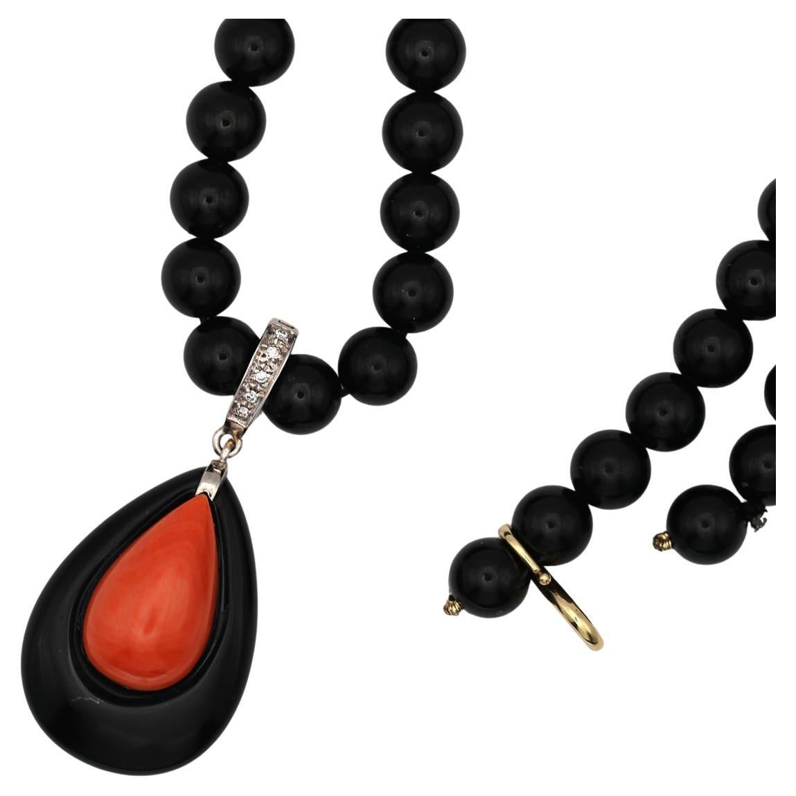 Collier de perles de tourmaline noire, pendentif en onyx, diamants, or blanc. Créé vers 1930.

Le pendentif est équipé d'une serrure en or blanc avec diamants, ce qui permet de le détacher facilement pour le porter séparément.

La fermeture en or,