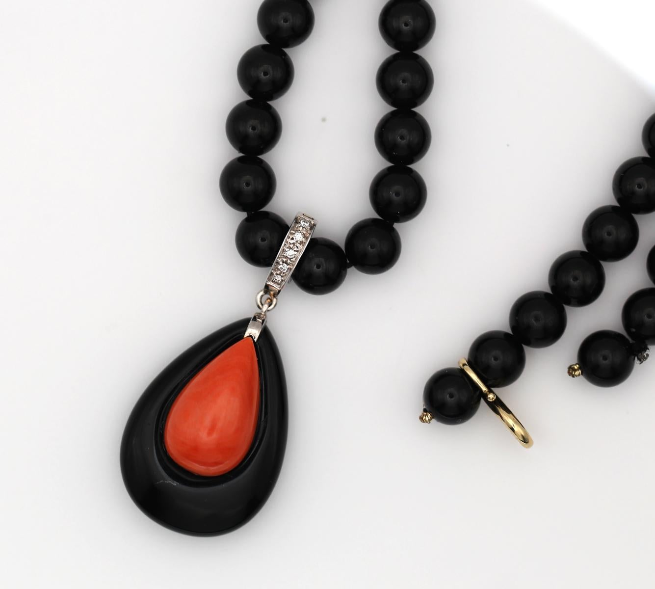 Collier de perles de tourmaline noire Pendentif en onyx Diamants Or blanc, 1930 Unisexe en vente