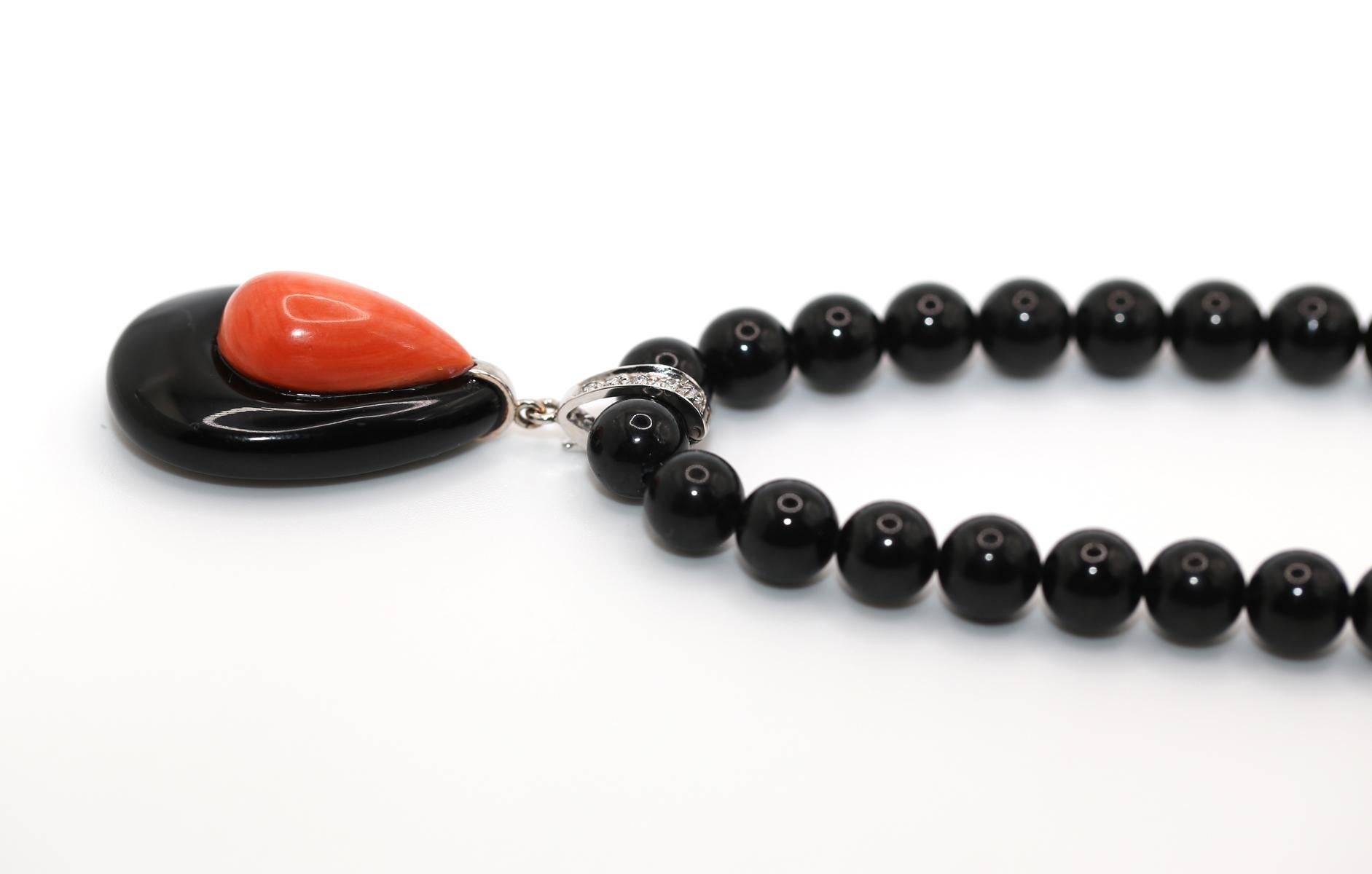 Collier de perles de tourmaline noire Pendentif en onyx Diamants Or blanc, 1930 en vente 2