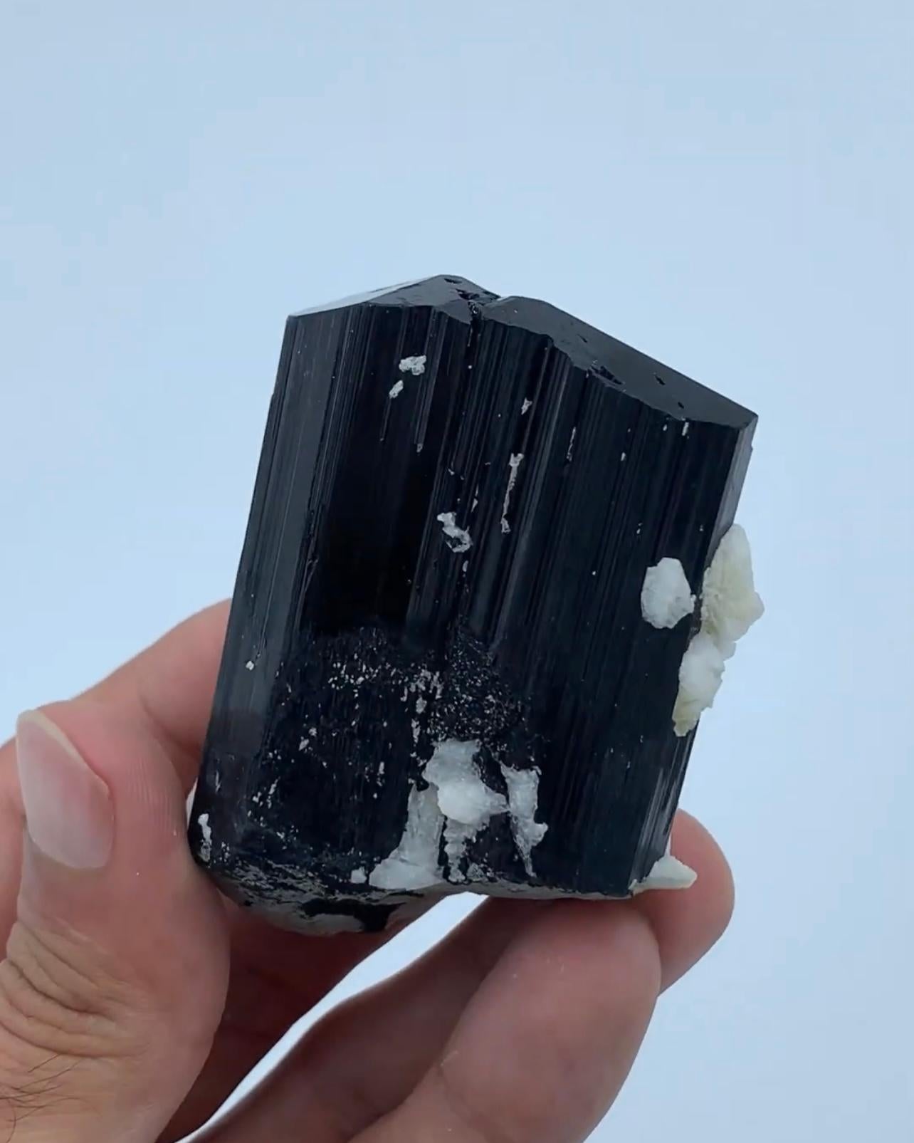Información sobre el producto:

Nombre del espécimen: Cristales de Turmalina sobre Albita

Peso: 146 gramos

Dimensiones: Alto: 6,8 x Ancho: 5 x Fondo: 2,7 cm

Tratamiento: Ninguno

Origen: Provincia de Kunnar, Afganistán

Descripción:

Este