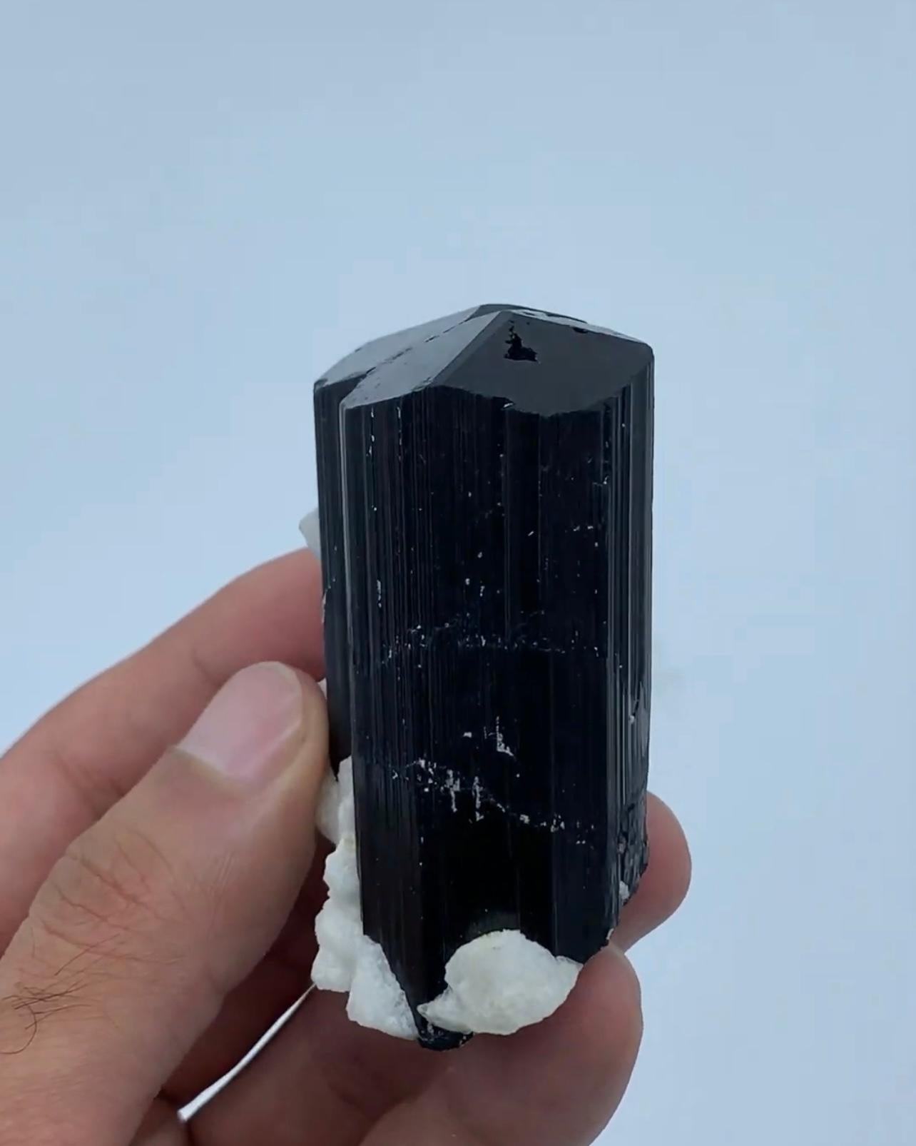 Cristal de turmalina negra sobre matriz de albita blanca lechosa procedente de Afganistán Moderno en venta
