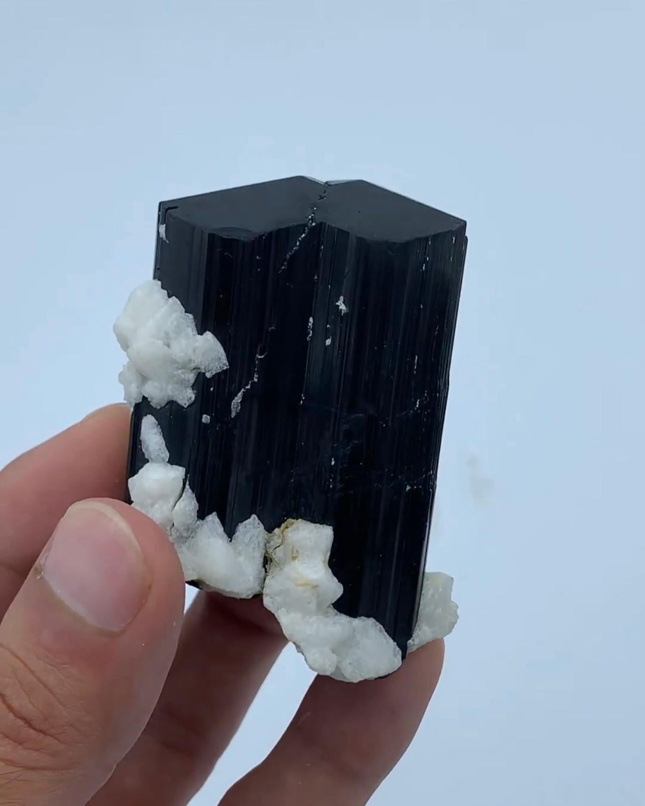 Cristal de turmalina negra sobre matriz de albita blanca lechosa procedente de Afganistán en Bueno estado para la venta en Peshawar, PK