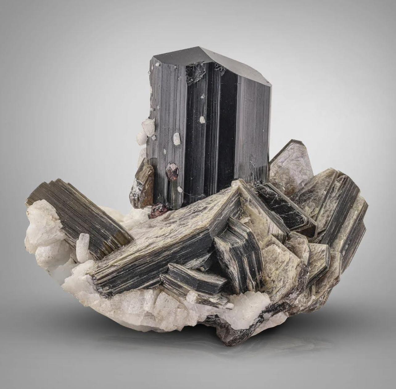 Black Tourmaline Crystal On Muscovite With Spessertine Garnet From Pakistan In condizioni buone in vendita a Peshawar, PK