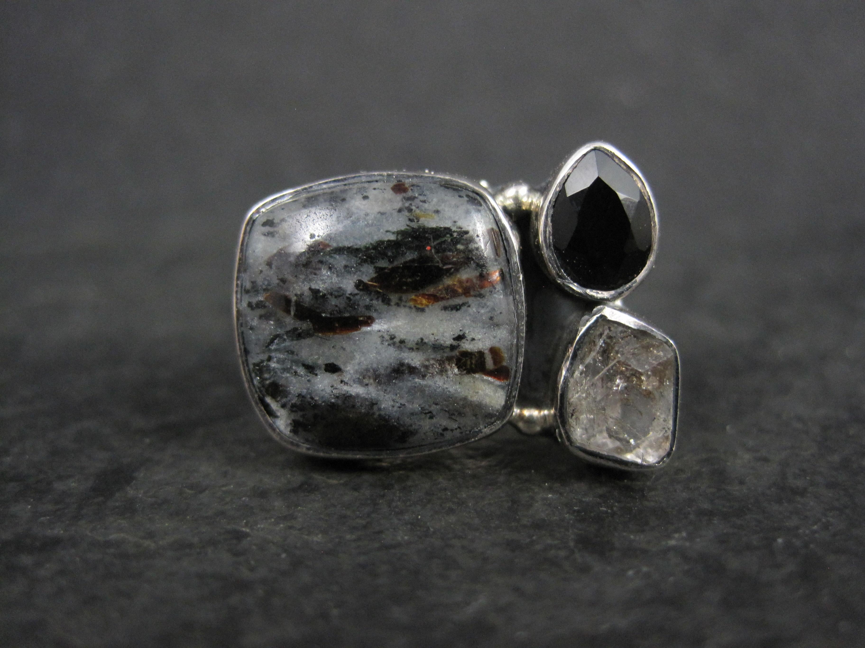 Questo splendido anello è in argento sterling.
Presenta una tormalina nera tagliata a pera, un diamante Herkimer grezzo e un'astrofillite quadrata.
La faccia di questo anello misura 5/8 di pollice da nord a sud.
Dimensione: 8
Marchi: 925
Condizioni: