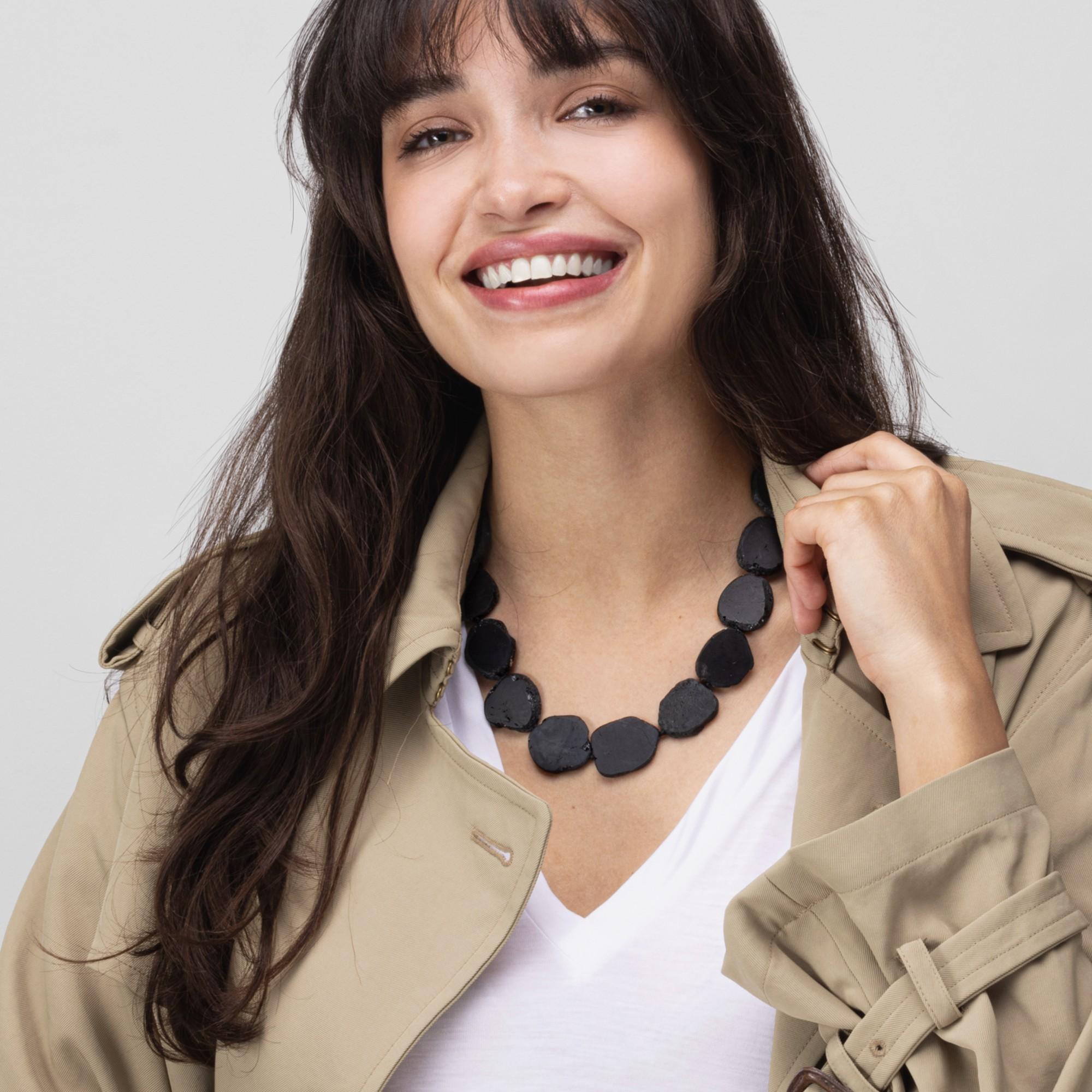 Collana in tormalina nera della collezione Alex Jona con chiusura in argento spazzolato. 
Dimensioni: 18,89 pollici. L x 0,94