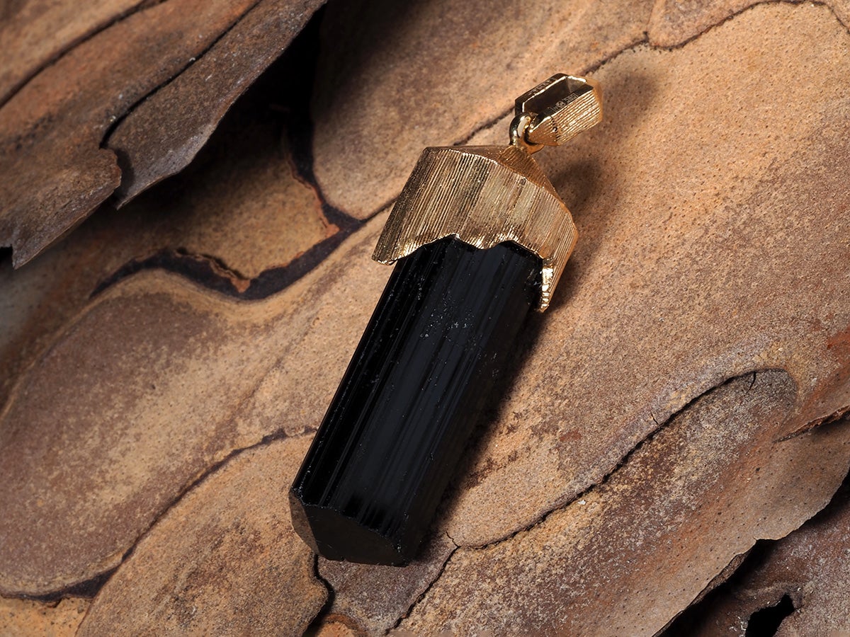 Pendentif en or jaune 14K avec cristal de schorl en tourmaline noire naturelle
origine de la tourmaline noire - Madagascar
poids de la pierre - 32.05 carats
poids du pendentif - 12.55 grammes
hauteur du pendentif - 1,69 in / 43 mm
Dimensions de la