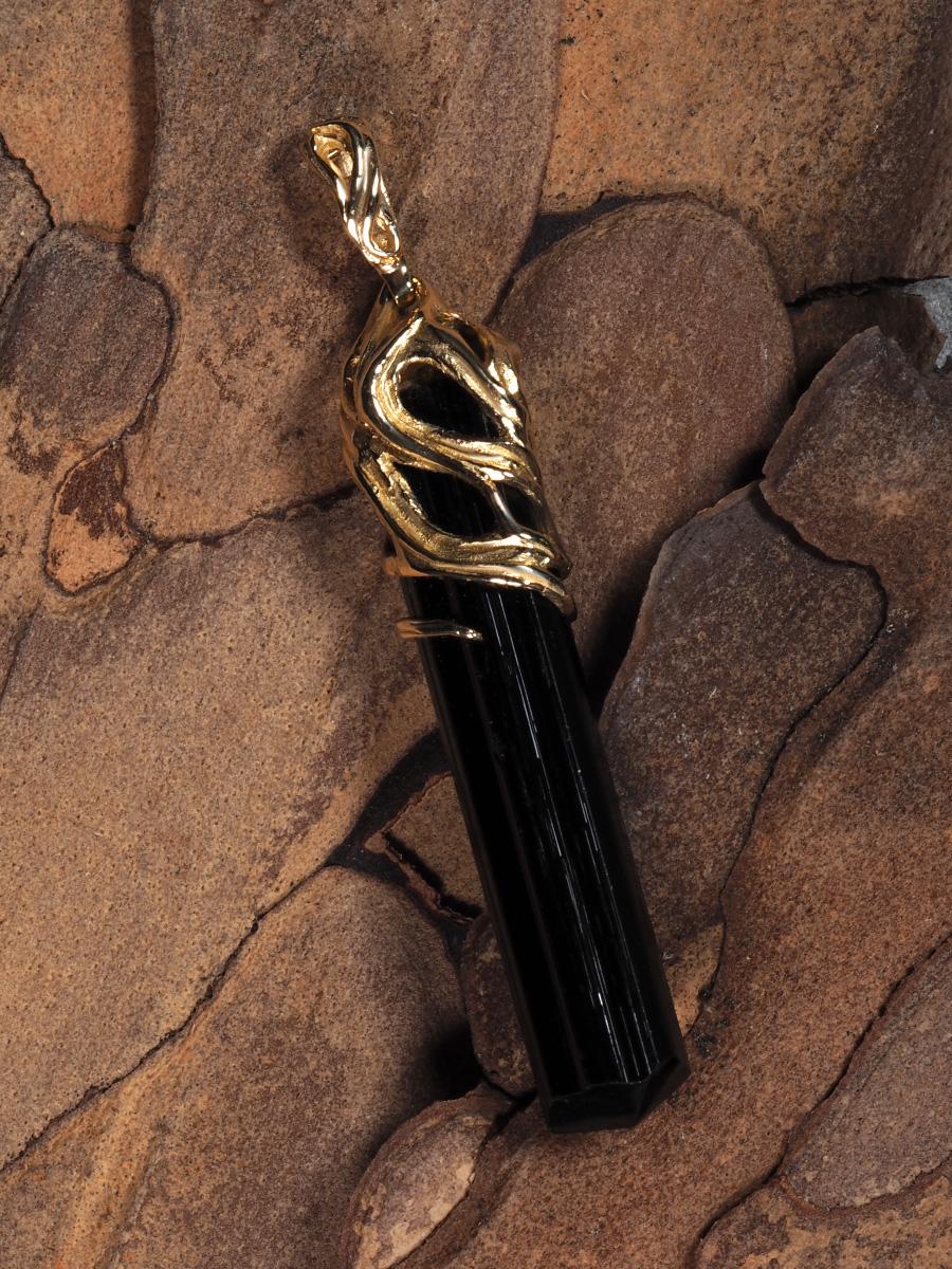 Turmalina Negra Colgante de Oro Amarillo Cristal Natural Curativo Unisex Piedra Preciosa en bruto Art Nouveau en venta
