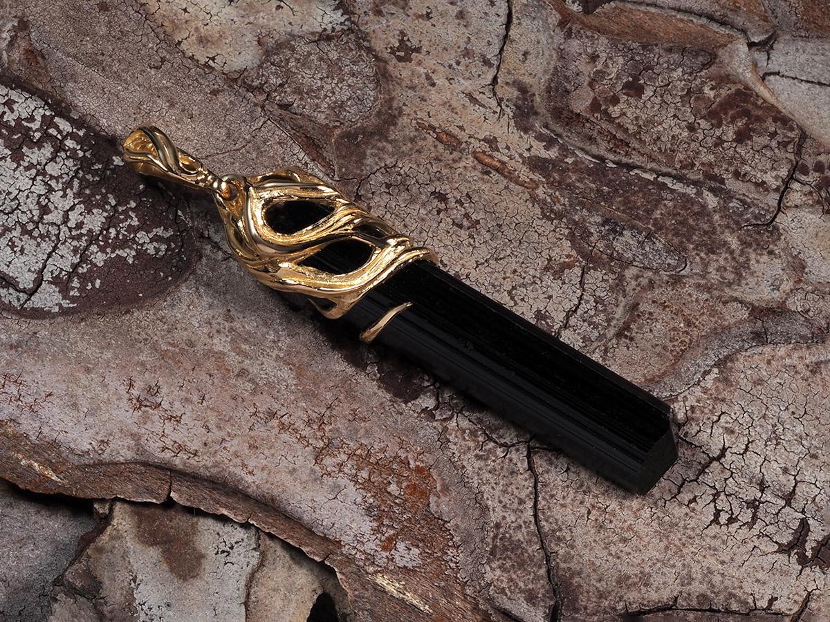 Turmalina Negra Colgante de Oro Amarillo Cristal Natural Curativo Unisex Piedra Preciosa en bruto en venta 2