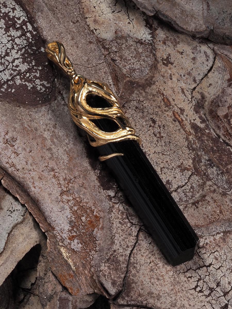 Black Tourmaline Yellow Gold Pendant Natural Crystal Healing Unisex Raw Gemstone In New Condition For Sale In Berlin, DE