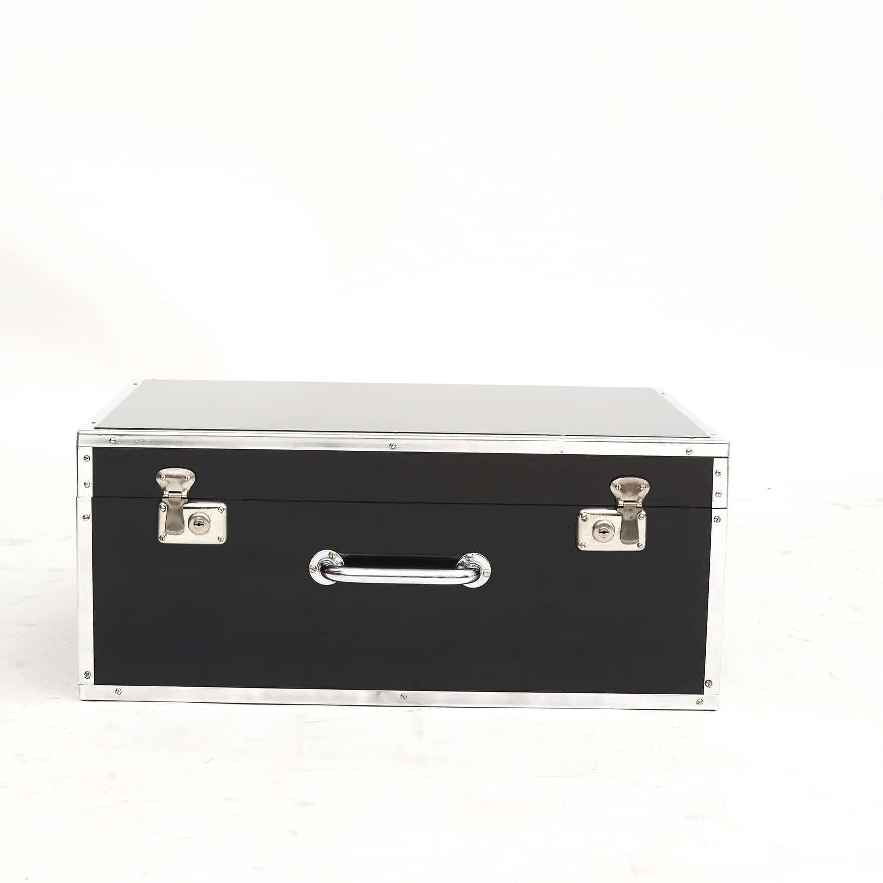 Black Transport box in polished wood.
With chrome-plated protective strips on edges.
Presumably used for instrument transport.
Suitable for coffee table or side table etc.
Sweden approx. 1960.
Measurement (cm) H: 32 W: 75 D: 53 (Incl. handle: