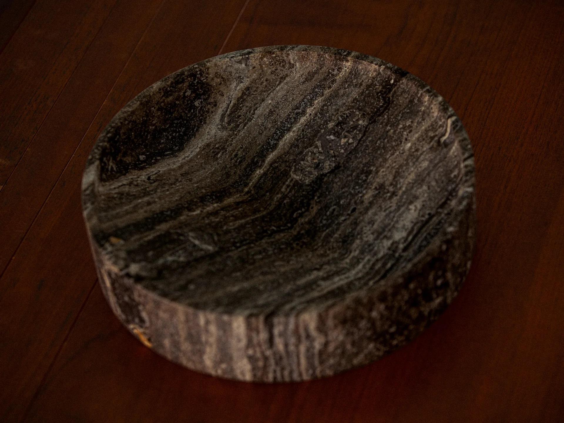 Big Poche aus schwarzem Travertin von Henry Wilson
Abmessungen: D 30 x H 7 cm
MATERIALIEN: Schwarzer Travertin.

Erhältlich in schwarzem Travertin, Calacatta-Marmor, Classico-Travertin und grünem Guatemala-Marmor.

Die Big Poche Rond ist eine