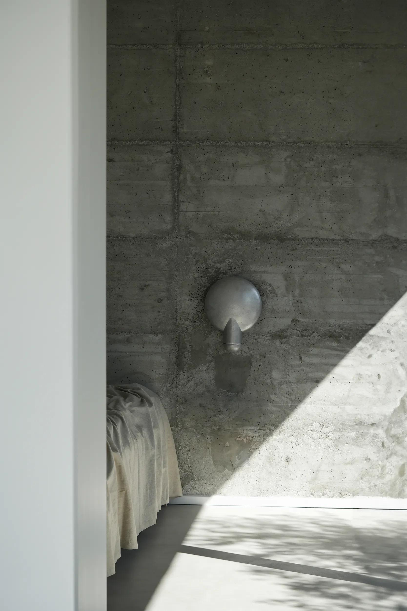 Contemporary Black Travertine Surface Wall Sconce by Henry Wilson In New Condition For Sale In Geneve, CH