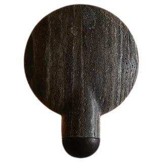 Lampada da parete contemporanea con superficie in travertino nero di Henry Wilson