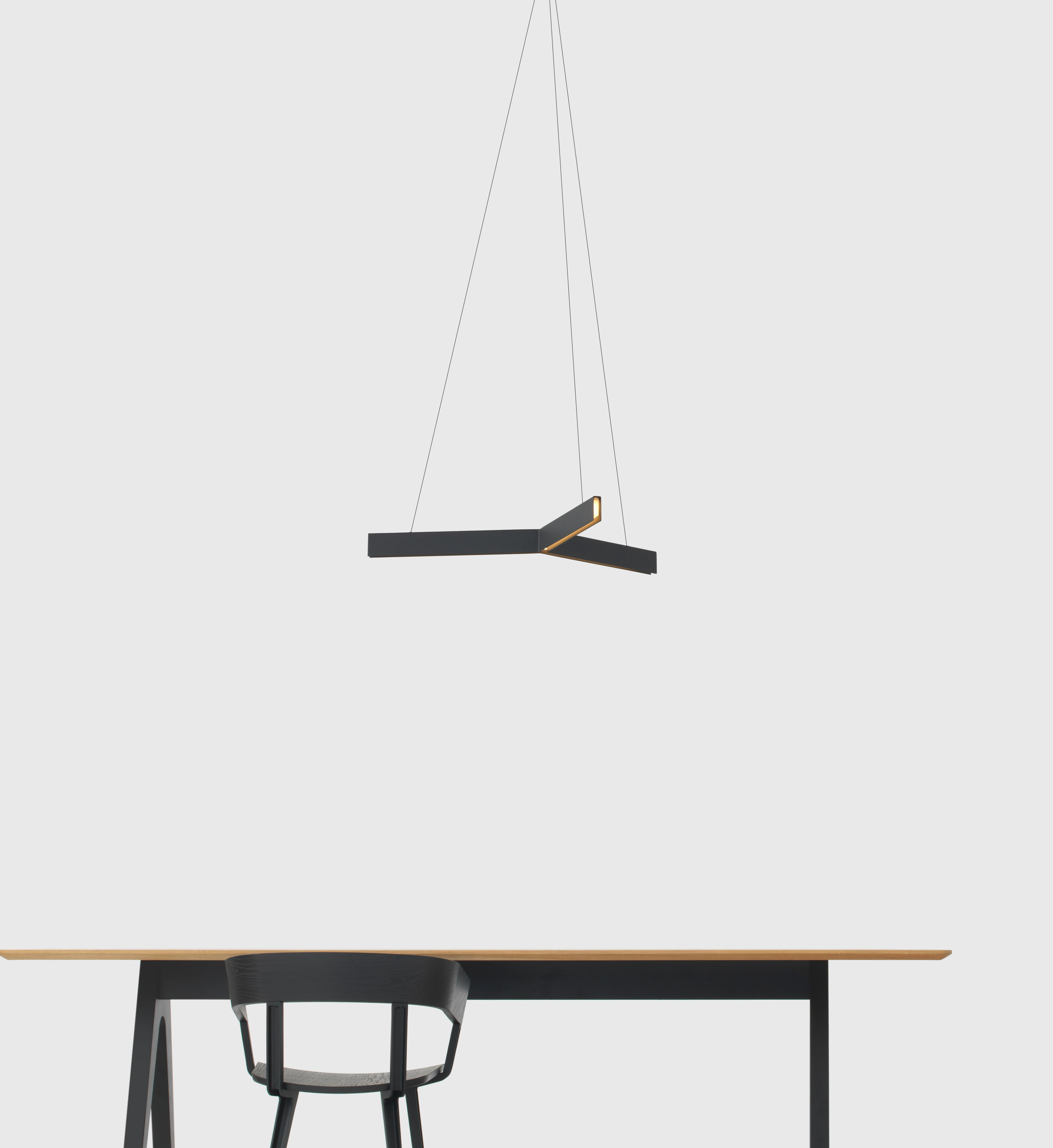 Lampada a sospensione Tri nera di Resident
Dimensioni: L. 75 x P. 82 x H. 6 cm
Materiali: Alluminio.
Peso: 2,7 Kg.

Circa: 
Fondata da Simon James e Scott Bridgens nel 2011, Resident è la casa di pezzi di design duraturi creati per la prossima
