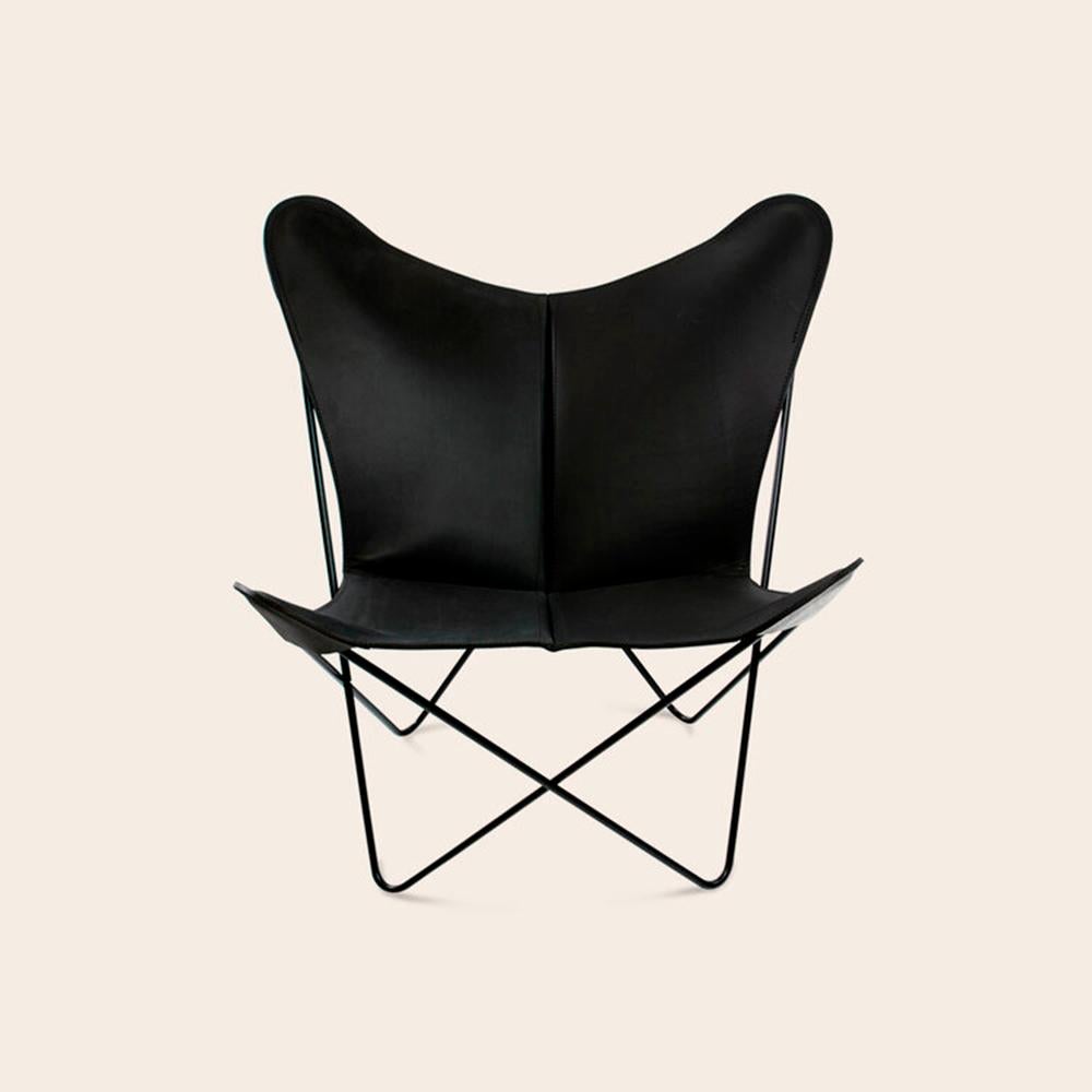 Black Trifolium chair by Ox Denmarq
Dimensions: D 69 x W 78 x H 86 cm
Materials: leather, textile, stainless steel
Also available: different leather colors and other frame color available.

Ox Denmarq is a Danish design brand aspiring to make