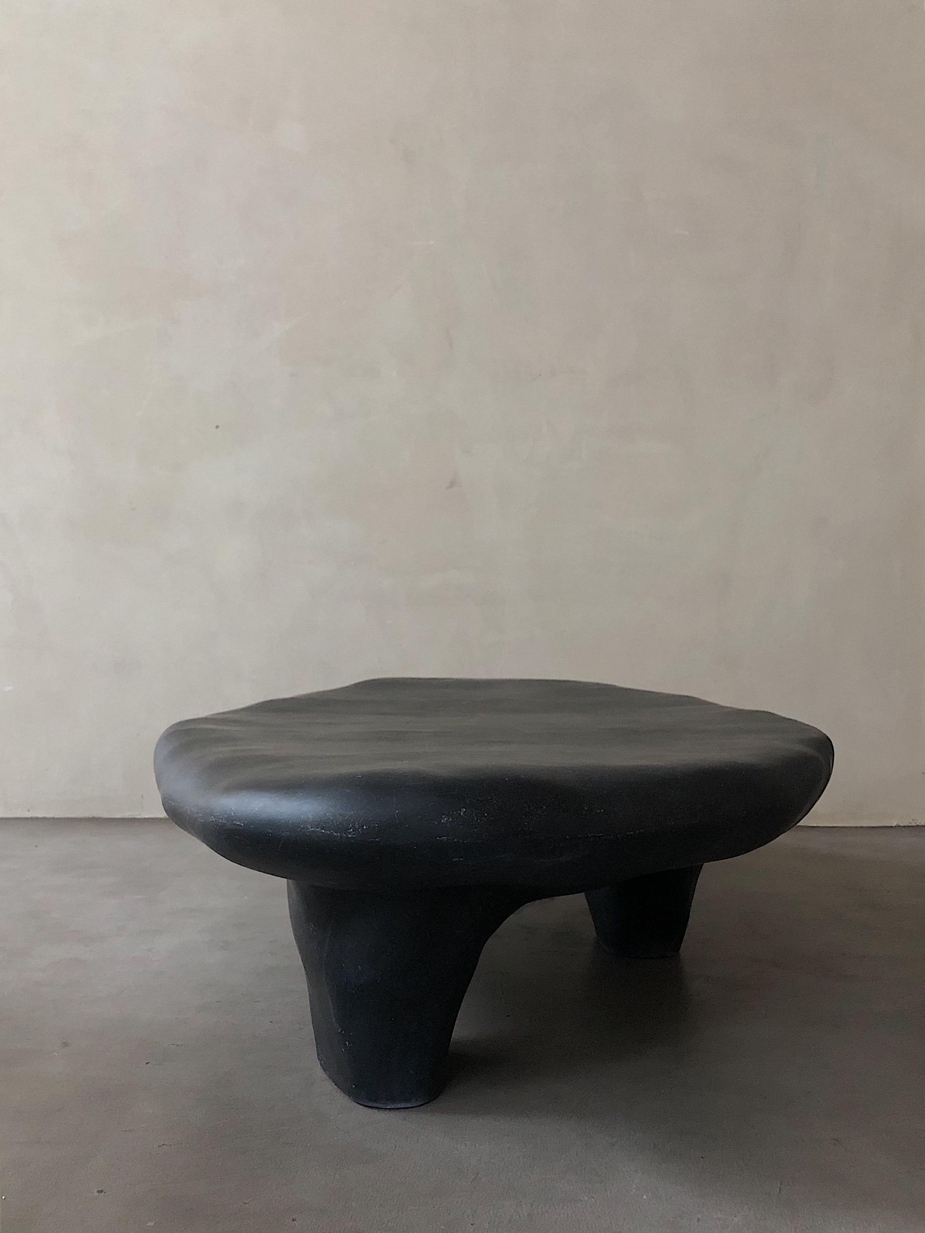 Moderne Table basse tripode noire par kar en vente