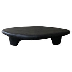 Table basse tripode noire par Karstudio