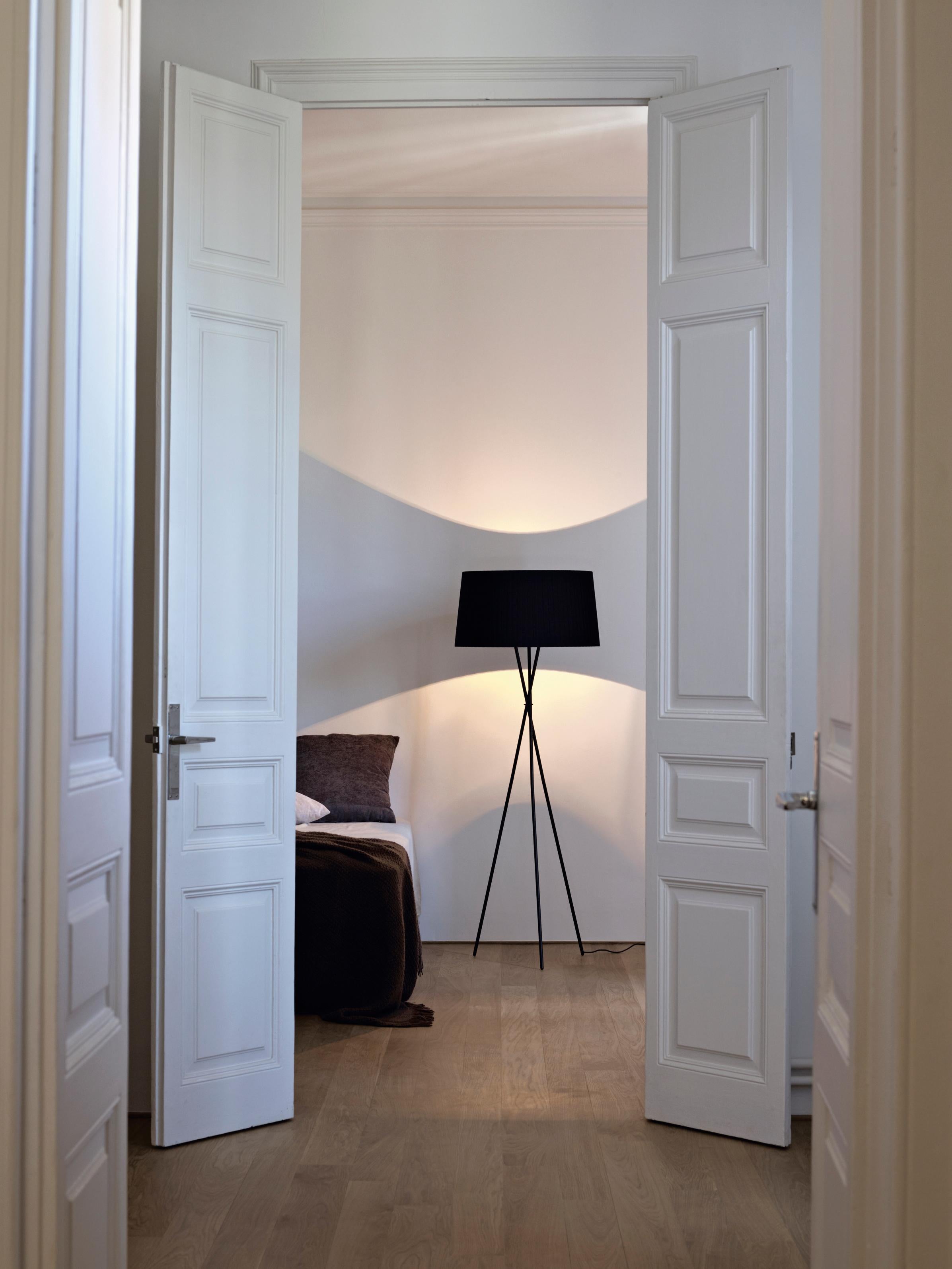 Black Trípode G5 Floor Lamp by Santa & Cole Metal en venta