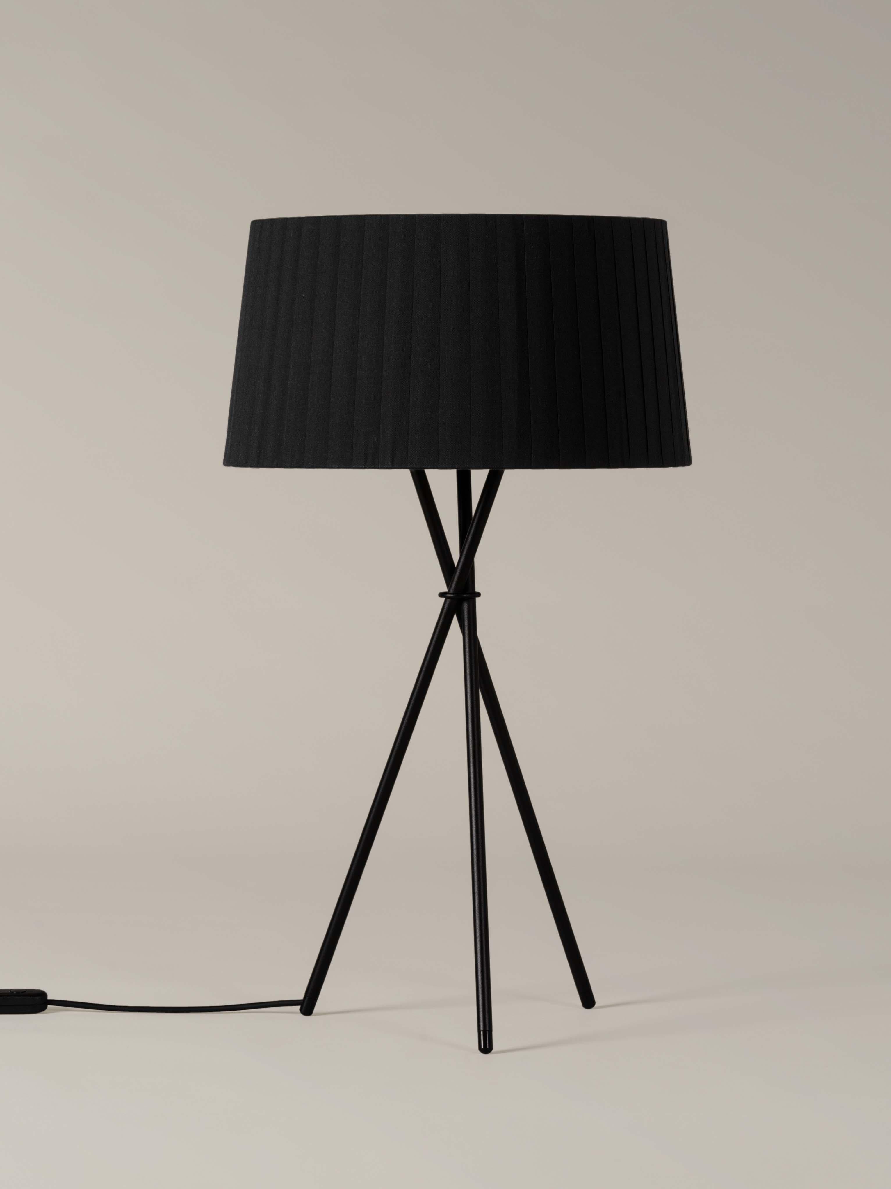 Black trípode G6 table lamp by Santa & Cole
Dimensions: D 45 x H 75 cm
Materials: Metal, ribbon.
Available in other colors.

Trípode humanises neutral spaces with its colourful and functional sobriety. The shade is hand ribboned and its base