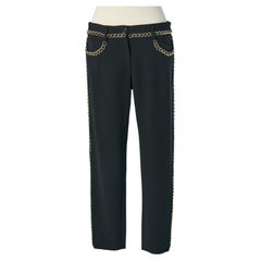 Pantalón negro con adorno de cadena metálica dorada MOSCHINO COUTURE