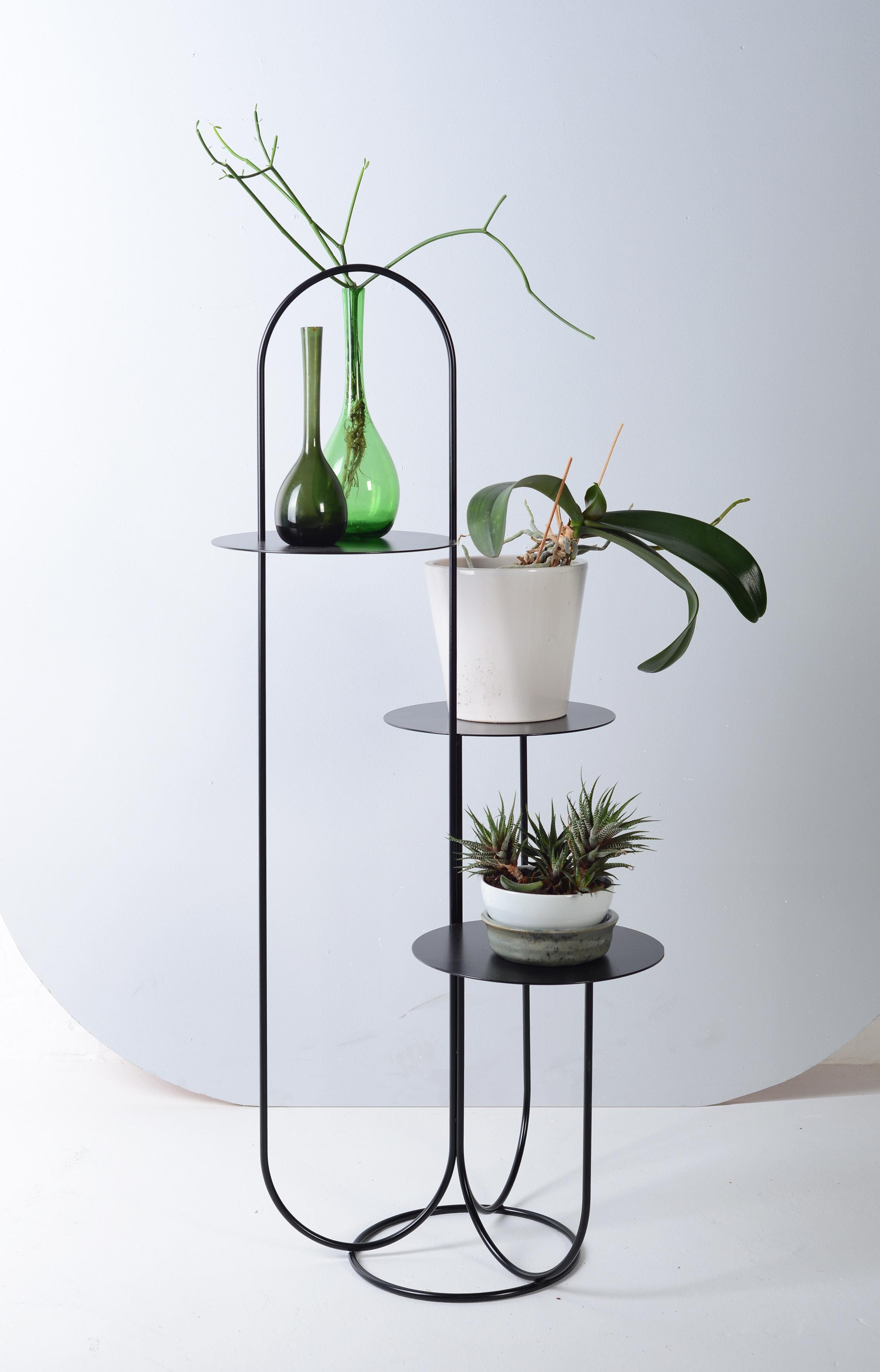 Schwarzer Trompetentisch von OK Design
Abmessungen: T 45 x B 47 x H 105 cm.
MATERIALIEN: Pulverbeschichtetes Metall.

Erhältlich in Schwarz oder Weiß. Bitte kontaktieren Sie uns.

Der Trumpet Table ist ein minimalistischer 3-stufiger Beistelltisch,