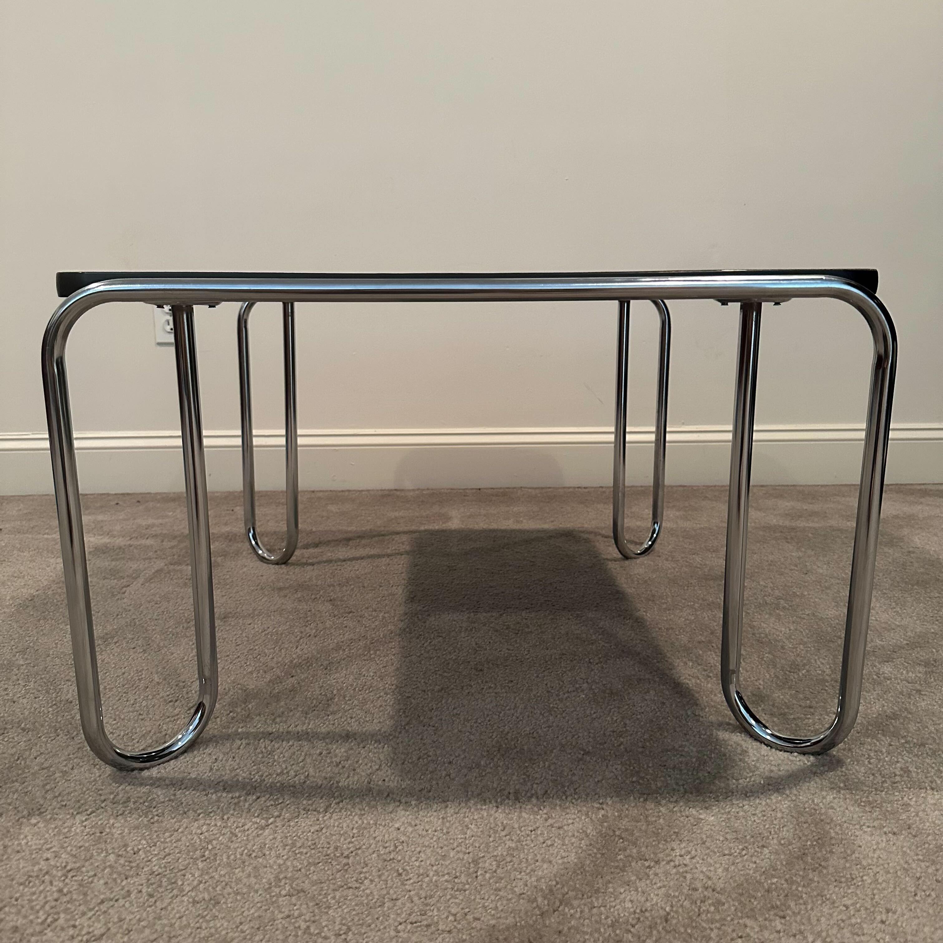 Embossé Table basse de style Bauhaus moderniste noire et tubulaire en chrome d'après Marcel Breuer en vente