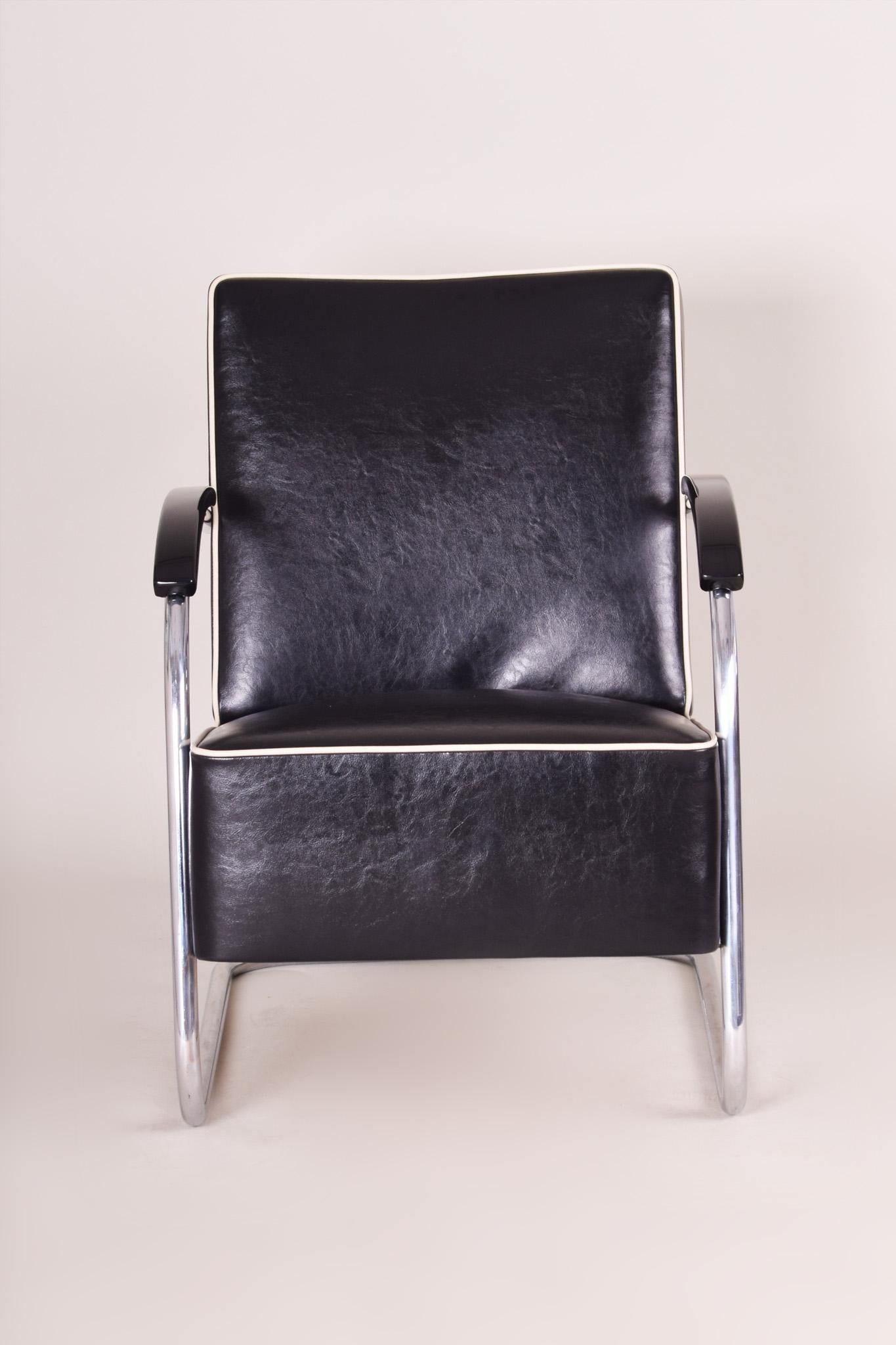 Bauhaus Art Deco armchair
Completely restored, New upholstery and Leather
Material: Chrome
Source: Czechoslovakia, Mücke - Melder
Period: 1930-1939.





 