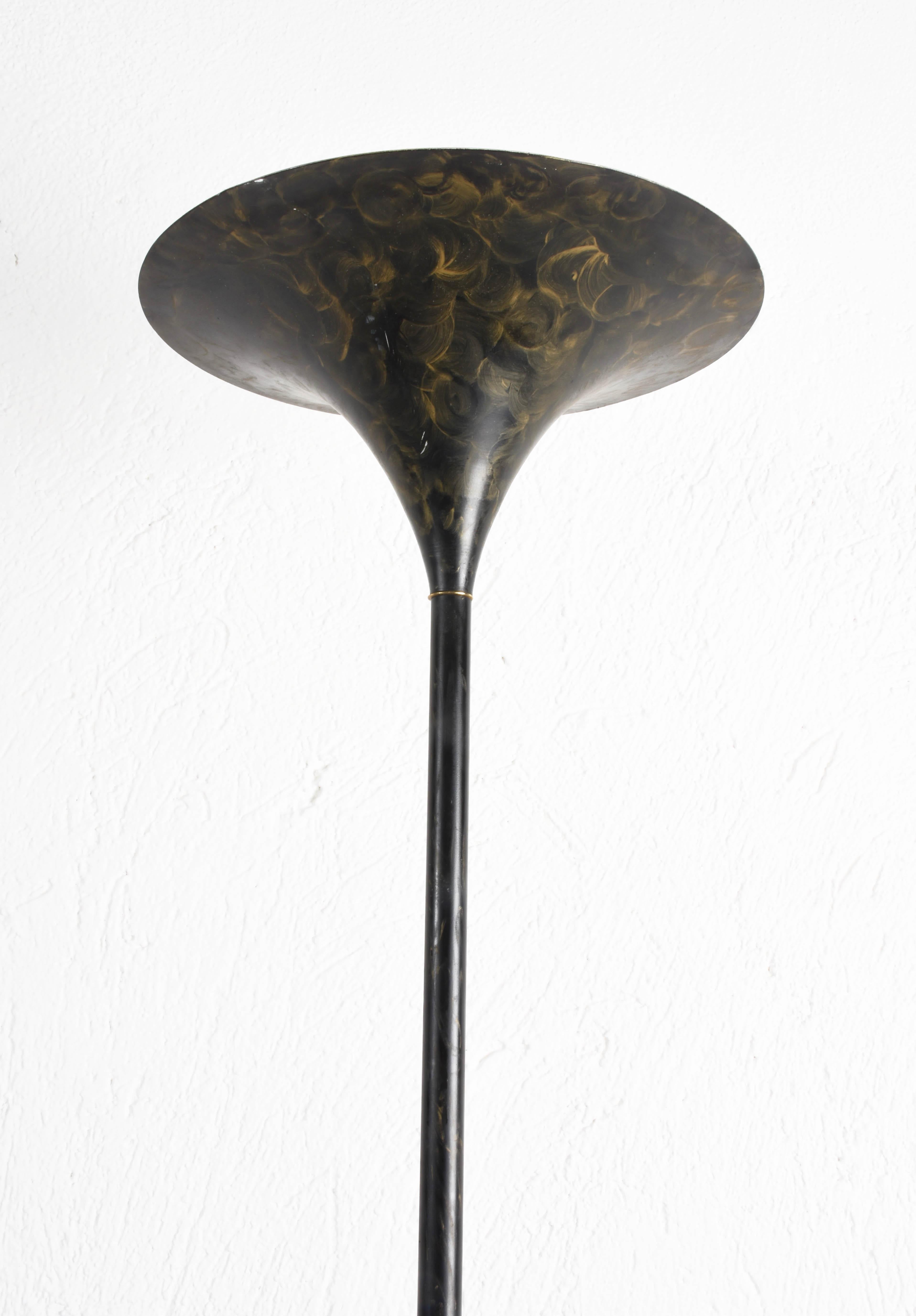 Italian floor lamp in gold decorated aluminum. Mount a large E24 bulb.
Fair vintage conditions.