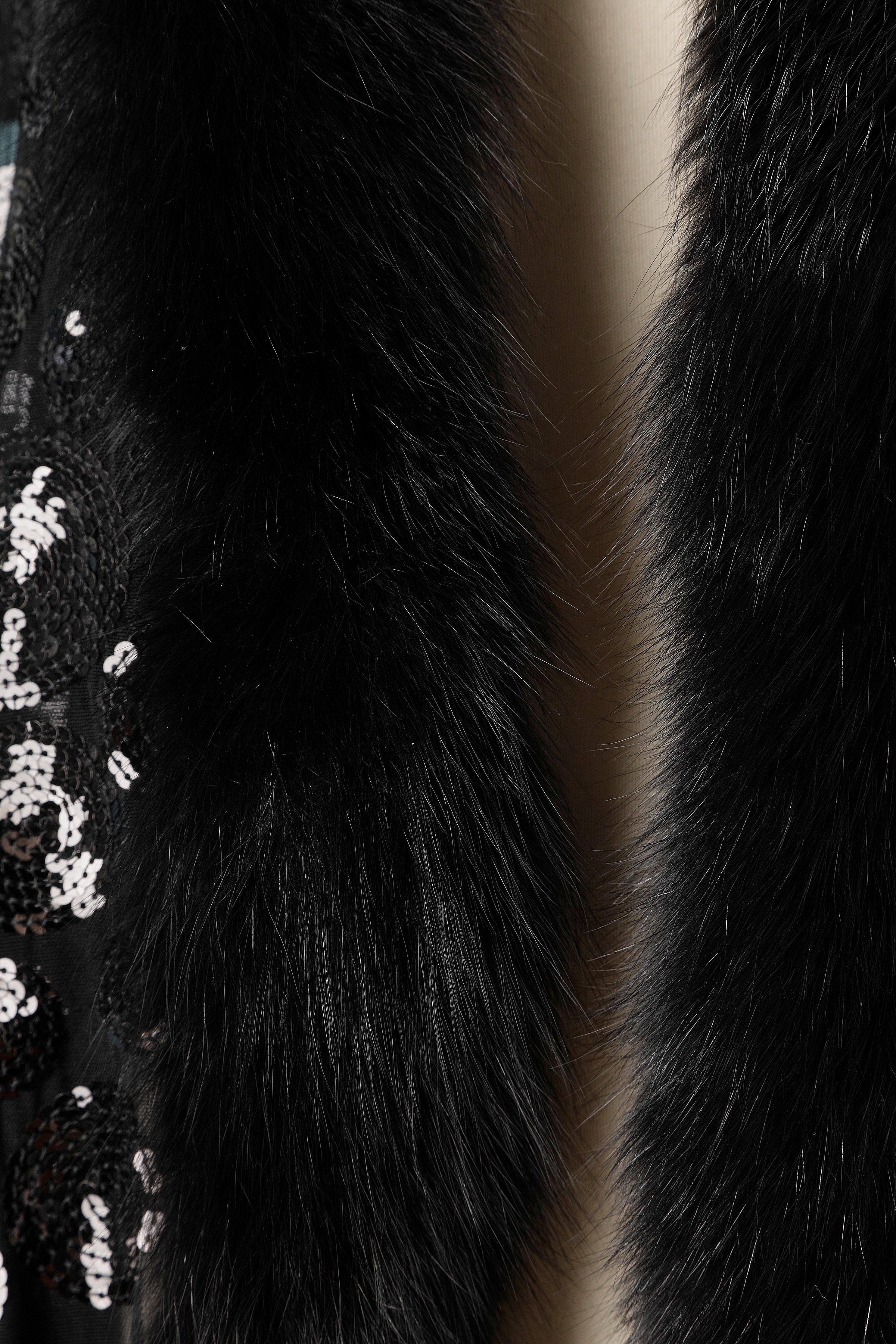 Black tulle and sequin with furs border evening cape.
Measures: 165 cm X 50 cm
