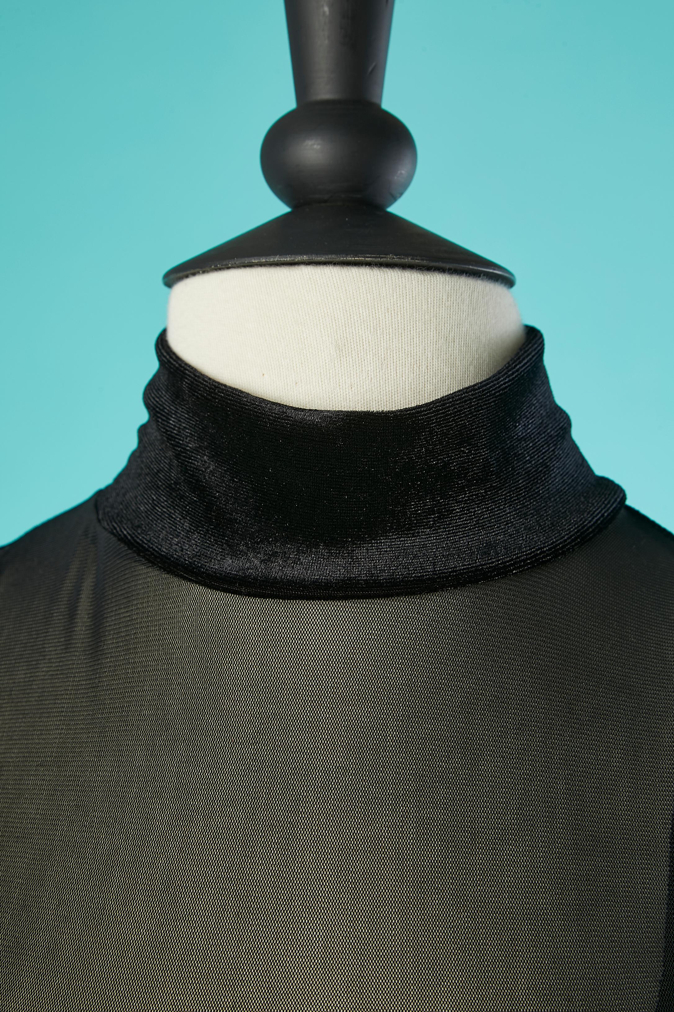 Tuta nera in tulle e velluto elasticizzato. Composizione del tessuto: 85% poliestere, 15% elastan. Chiusura con zip al centro della schiena 
TAGLIA XS 