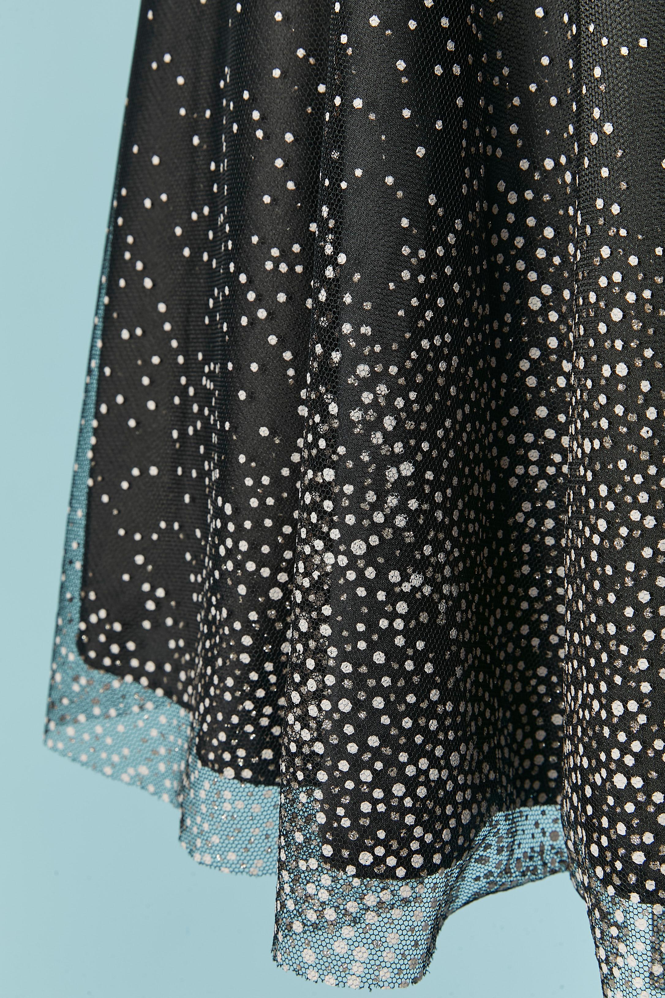 Negro  tul  Vestido corpiño de lunares blancos. Composición del tul: 78% nailon, 22% elastán . Forro: 100% poliéster. 
Delantal en la espalda. 
TALLA : M 