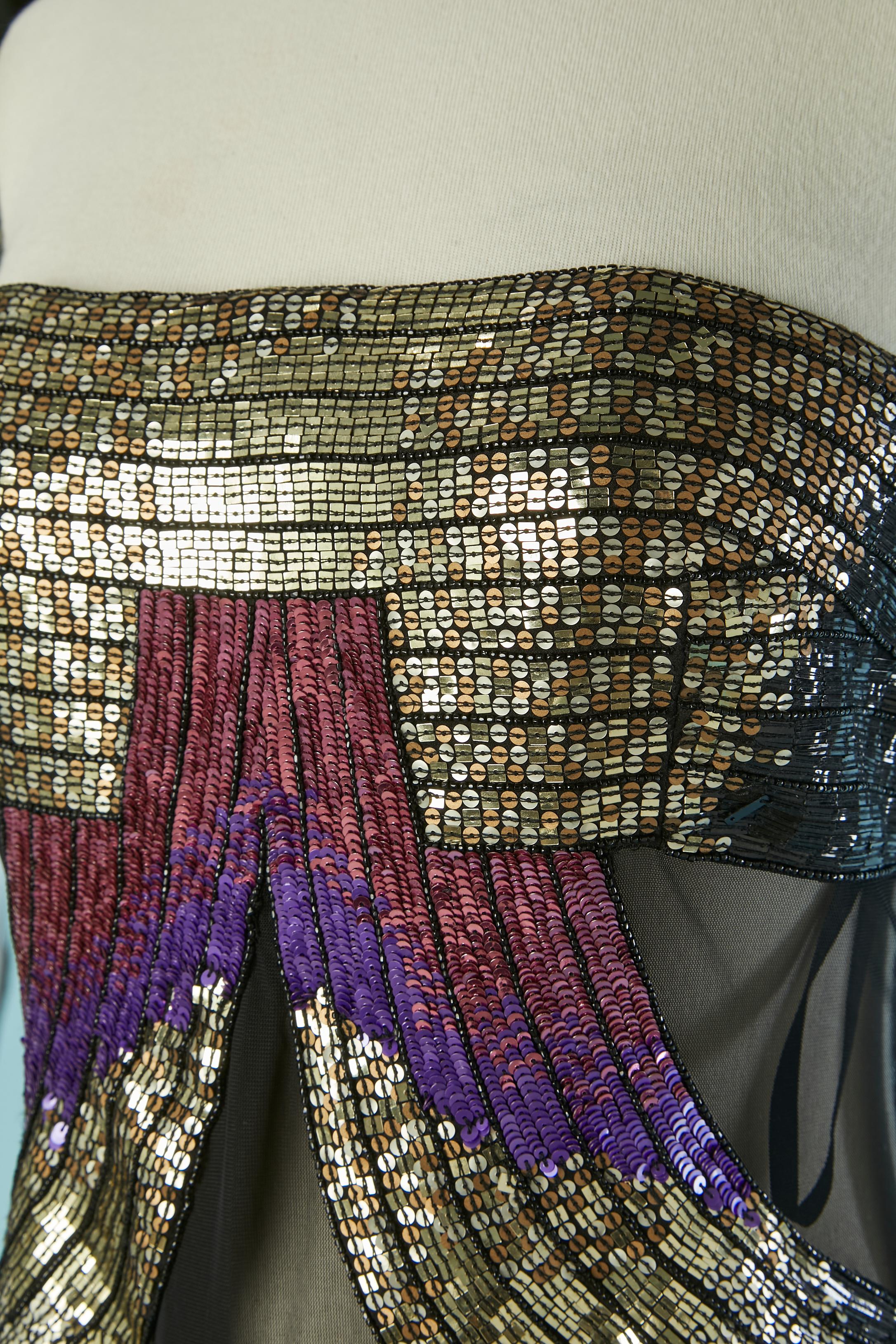 Schwarzer Stretch-Tüll, Chiffon  und mehrfarbiges Bustier-Abendkleid mit Paillettenstickerei. 
Gepolsterter Bügel-BH mit Körbchen und Bügeln im Brustbereich mit Reißverschluss auf der linken Seite. Zweiter Reißverschluss am Kleid auf der gleichen