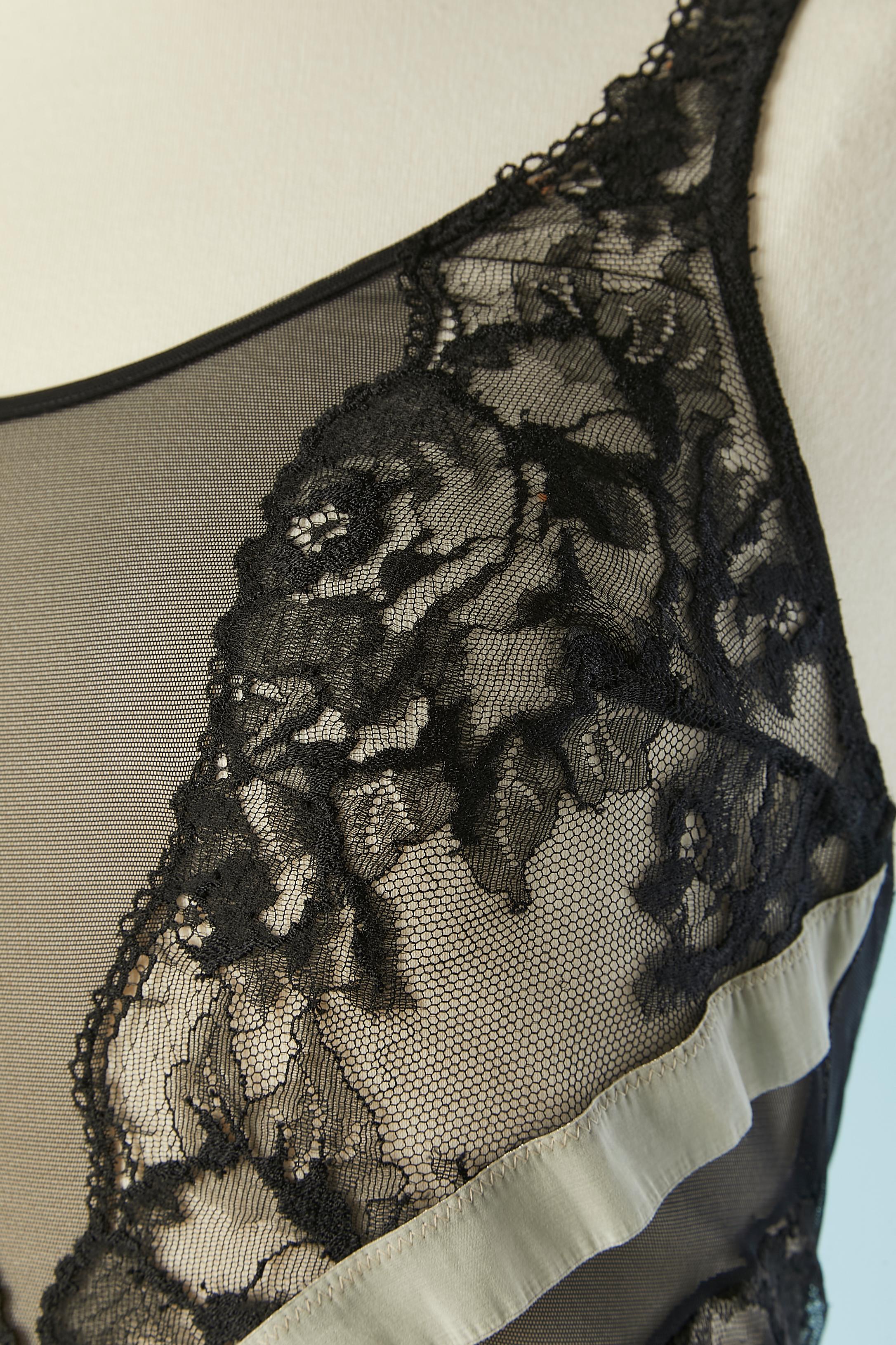 Black tulle bodysuit with lace appliqué.
No brand tag. Adjustable shoulder straps. Hook& eye on the inseam.
SIZE S