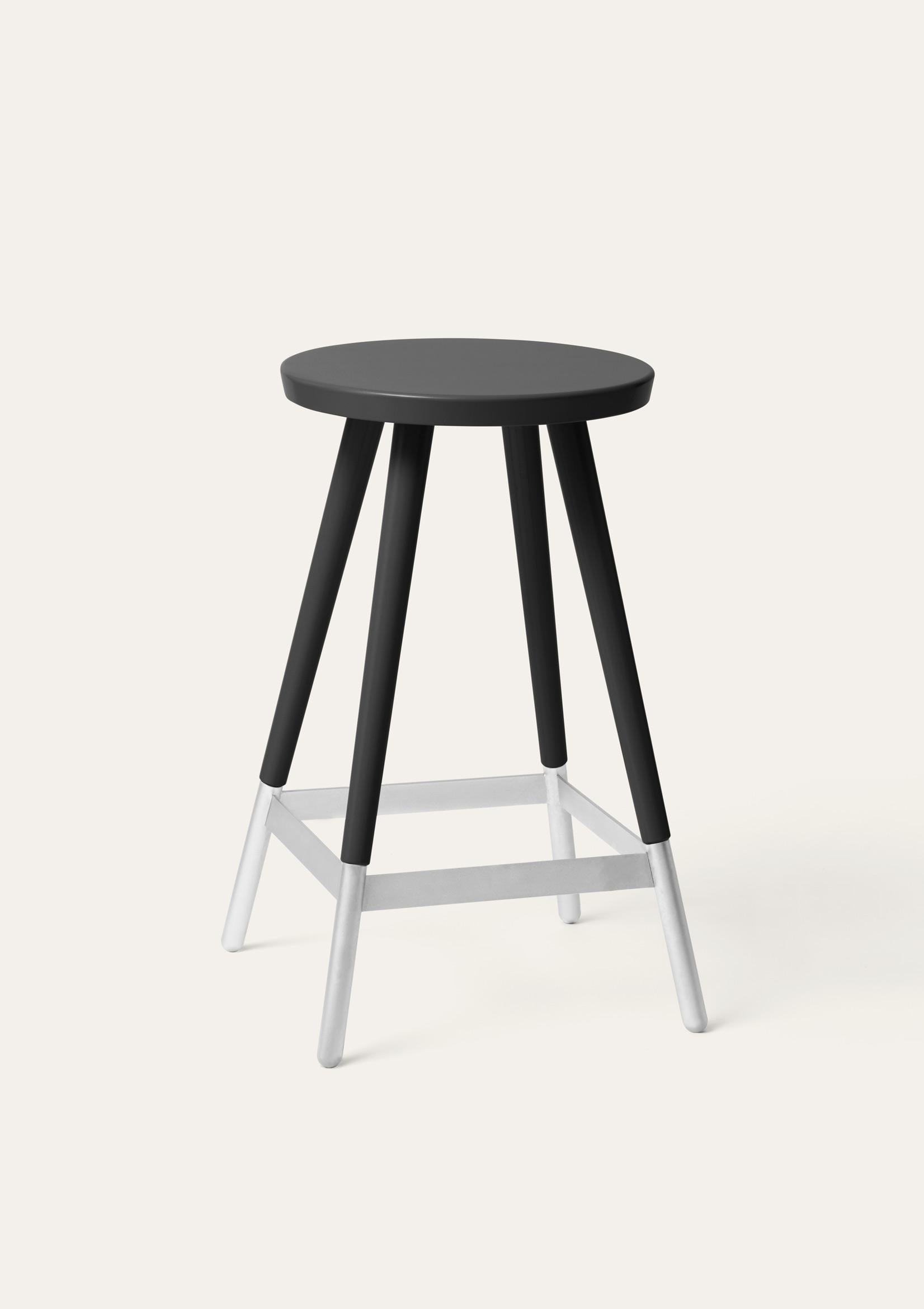Sgabello Tupp nero di Storängen Design
Dimensioni: P 41 x L 41 x H 65 cm
Materiali: legno di betulla, acciaio nichelato.
Disponibile anche in altri colori e con schienale.

Date un po' di carattere al bar! Tupp è disponibile in due altezze, con