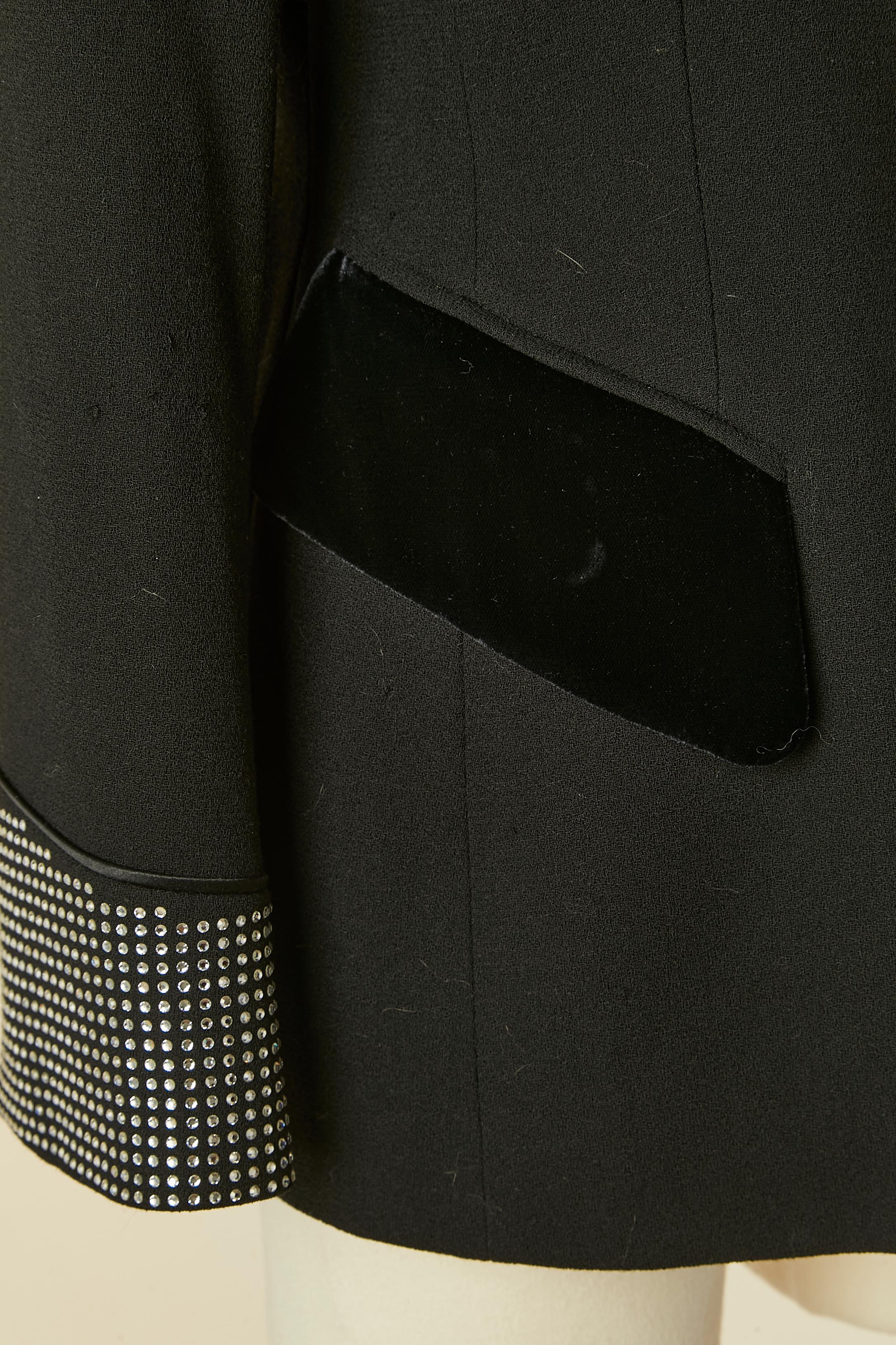Chaqueta de esmoquin negra con pedrería, satén y cuello de terciopelo RENA LANGE en Excelente estado para la venta en Saint-Ouen-Sur-Seine, FR