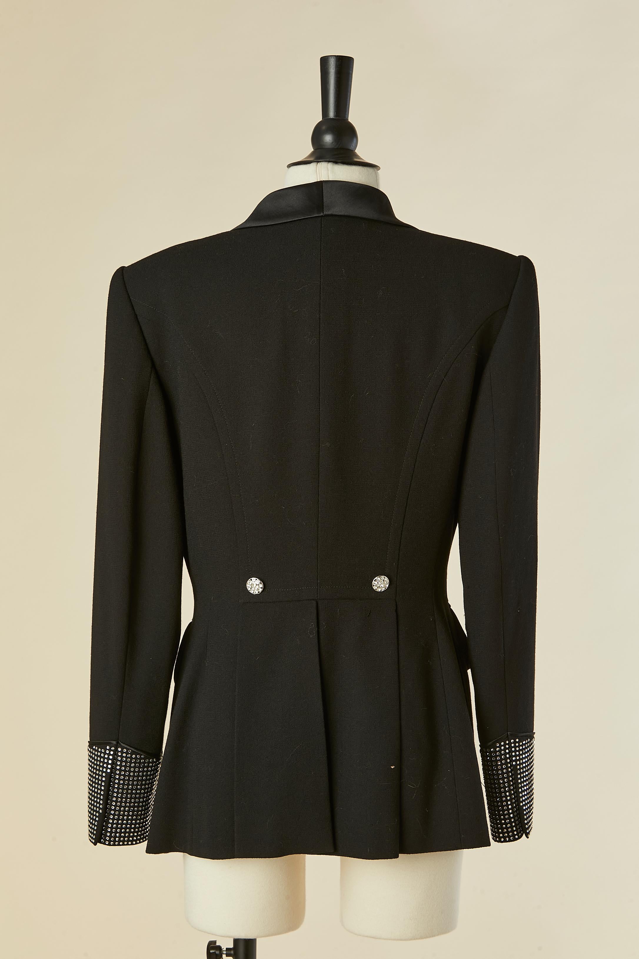Chaqueta de esmoquin negra con pedrería, satén y cuello de terciopelo RENA LANGE en venta 1