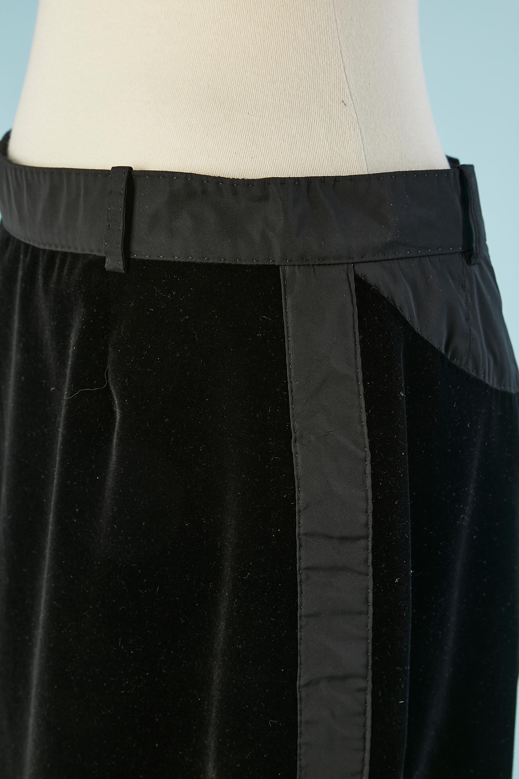 Black tuxedo velvet skirt with bow on both side. Zip and hook& eye in the middle back on the waist. Split on both side ( length= 12 cm) + bow. 
Velvet composition: cotton Lining: silk. Side and bow : silk taffetas 
SIZE 42 (Fr) 12 (US) 
