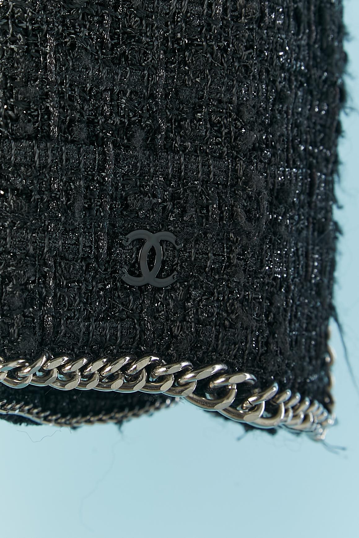 Giacca in tweed nero e nylon con bordo a catena Chanel in vendita 1