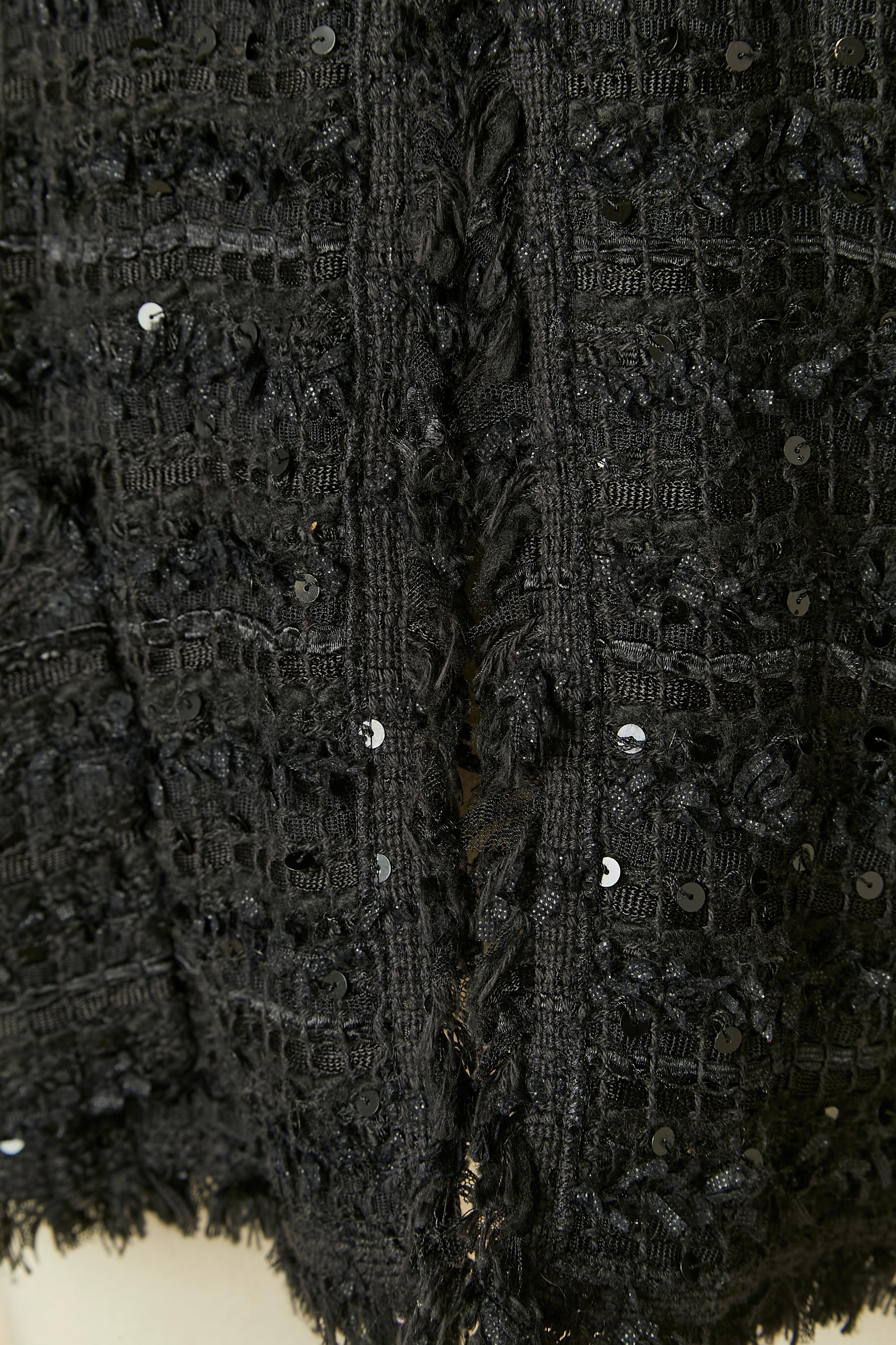 Chaqueta de tweed negro y lentejuelas borde a borde CHANEL en Excelente estado para la venta en Saint-Ouen-Sur-Seine, FR