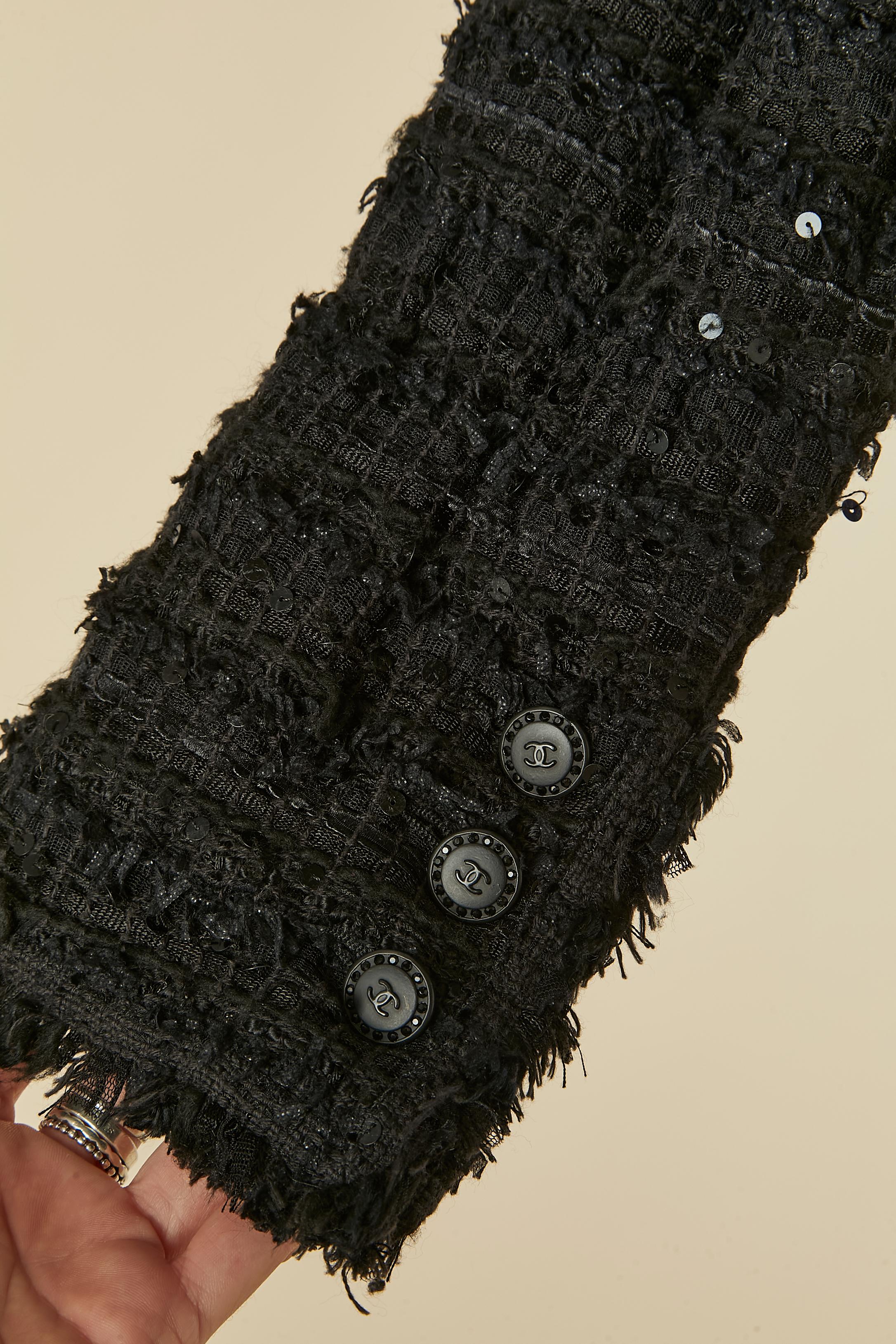 Chaqueta de tweed negro y lentejuelas borde a borde CHANEL en venta 1