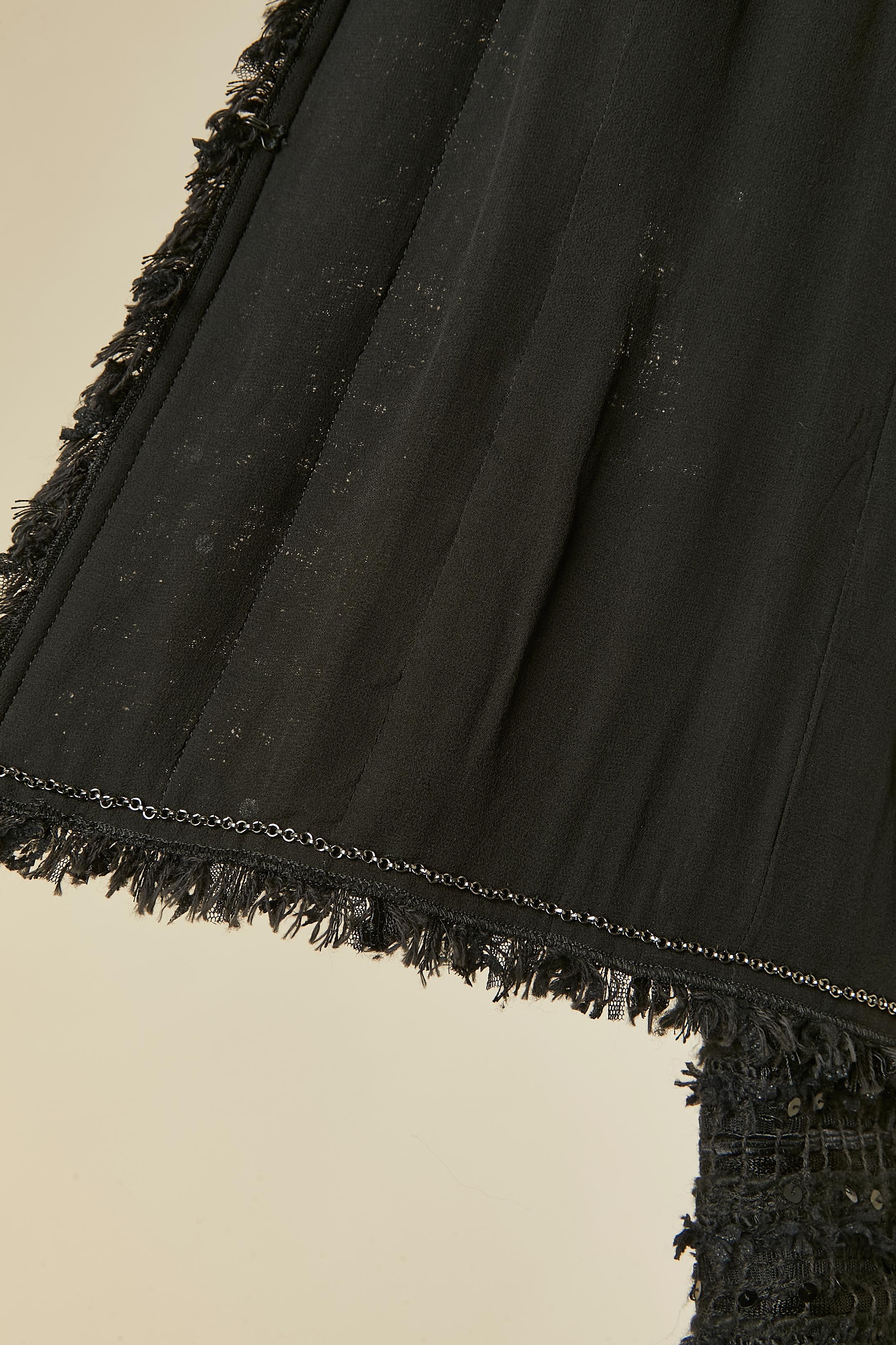 Chaqueta de tweed negro y lentejuelas borde a borde CHANEL en venta 3