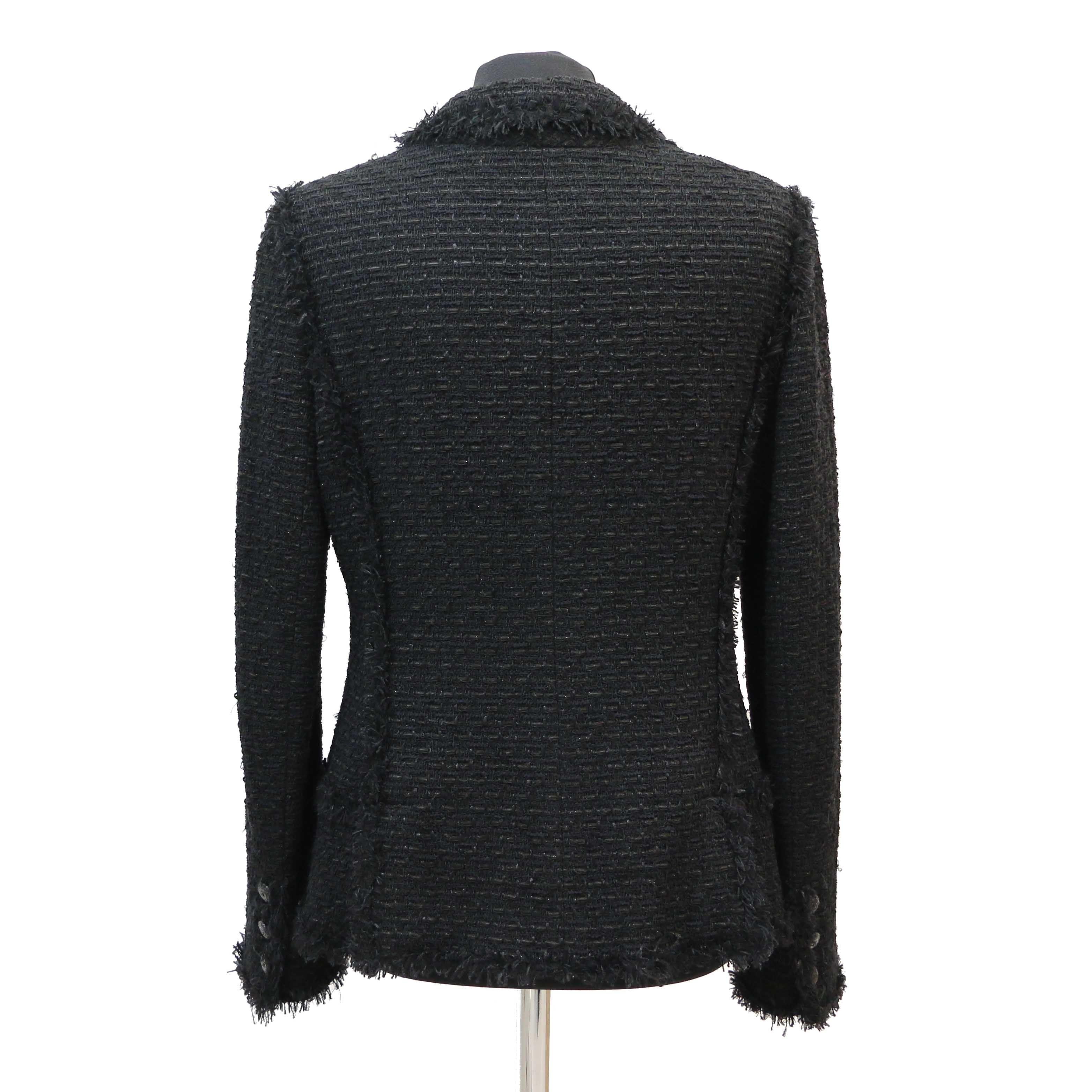 Beautiful black jacket from Chanel, in polyamide, tweed, with its lining made in silk. The jacket was made in France, in size 42 (FR), for the cruise collection of 2006.
Dimensions : shoulders : 40cm, under the chest : 48cm, Height : 65cm, Sleeves